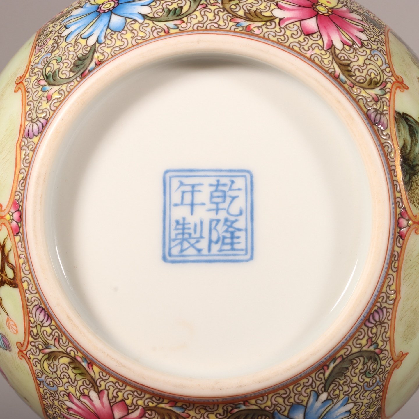 Qing Dynasty Qianlong Gu Yuexuan opened the window and the baby played with the pot