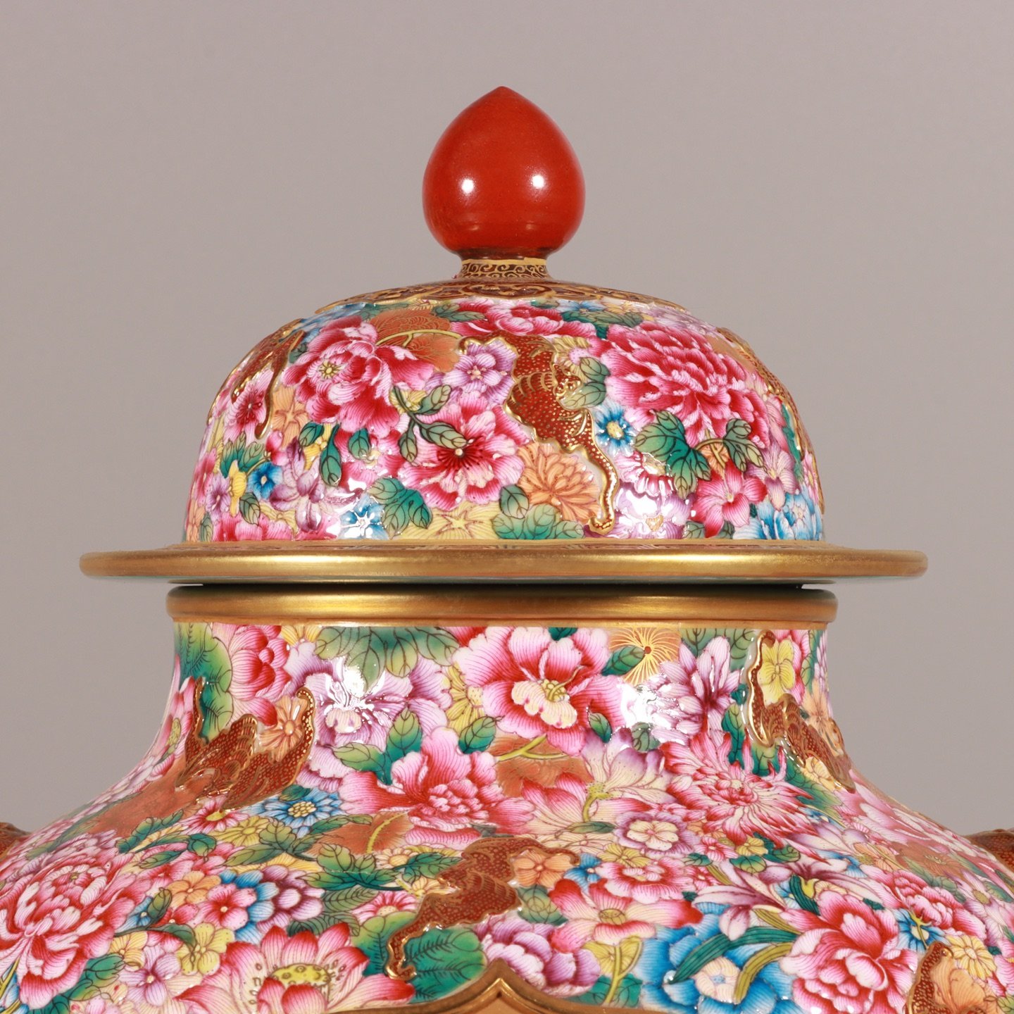 Qing Dynasty Qianlong enamel with thousands of flowers and longevity and jubilee lion ear jar