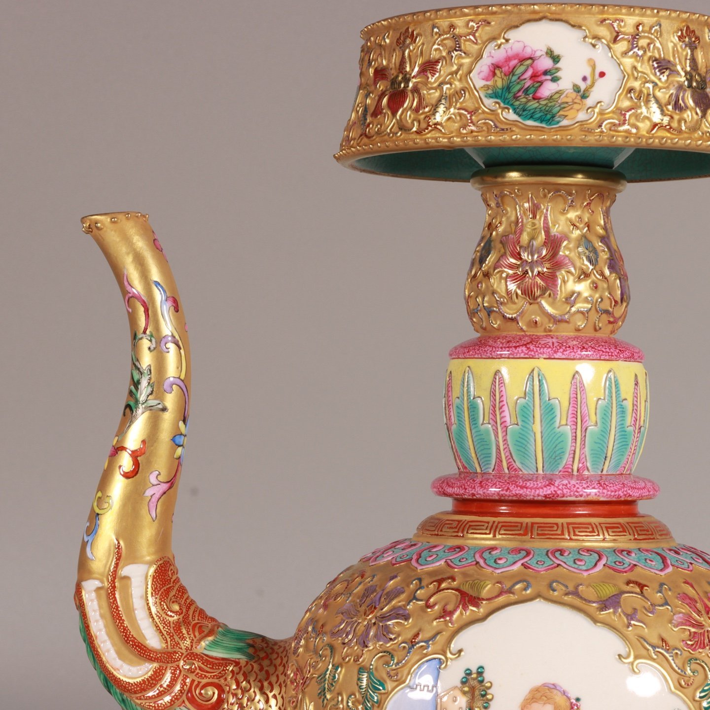 Qing Dynasty Qianlong enamel carving gold-plated window Western figure spray bottle