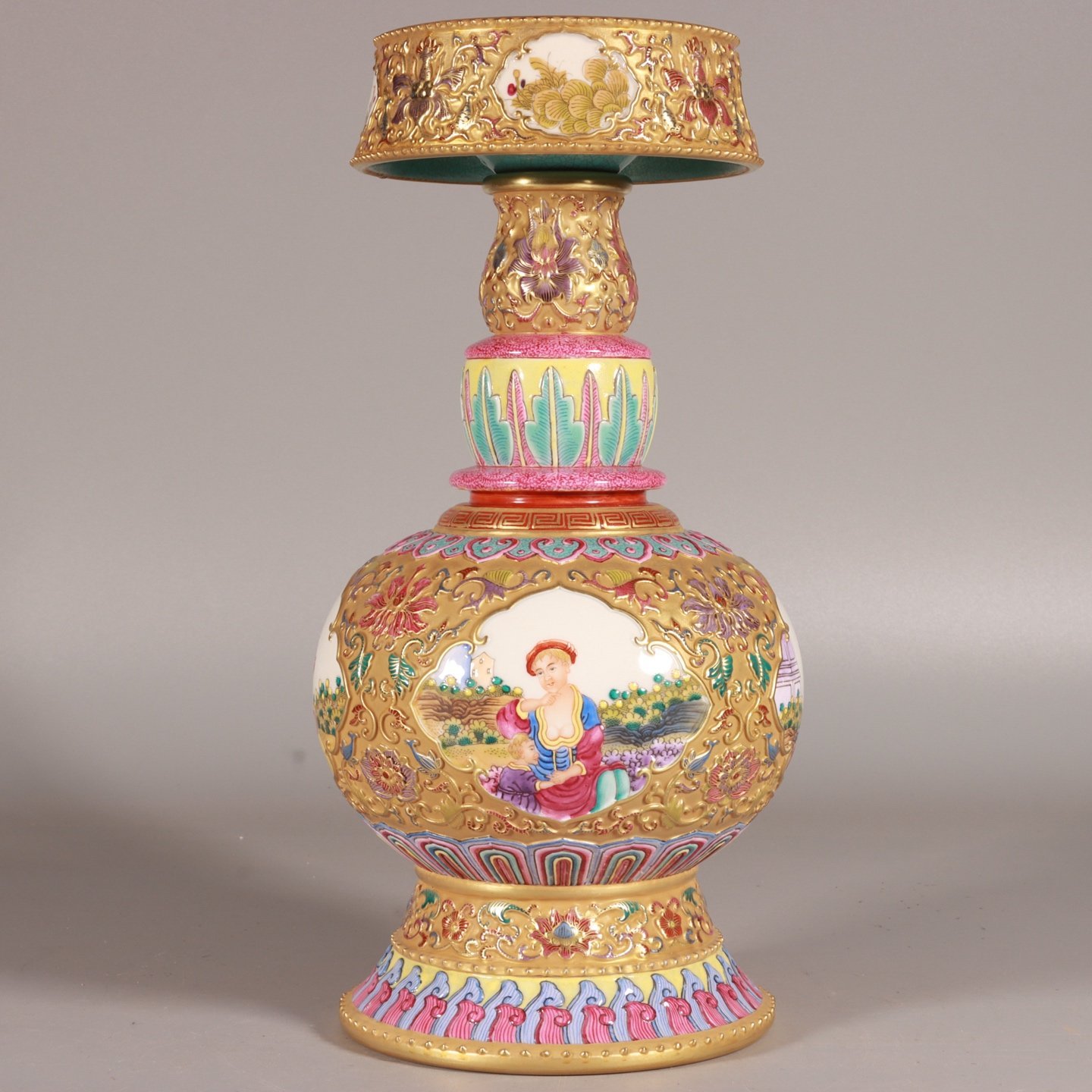 Qing Dynasty Qianlong enamel carving gold-plated window Western figure spray bottle
