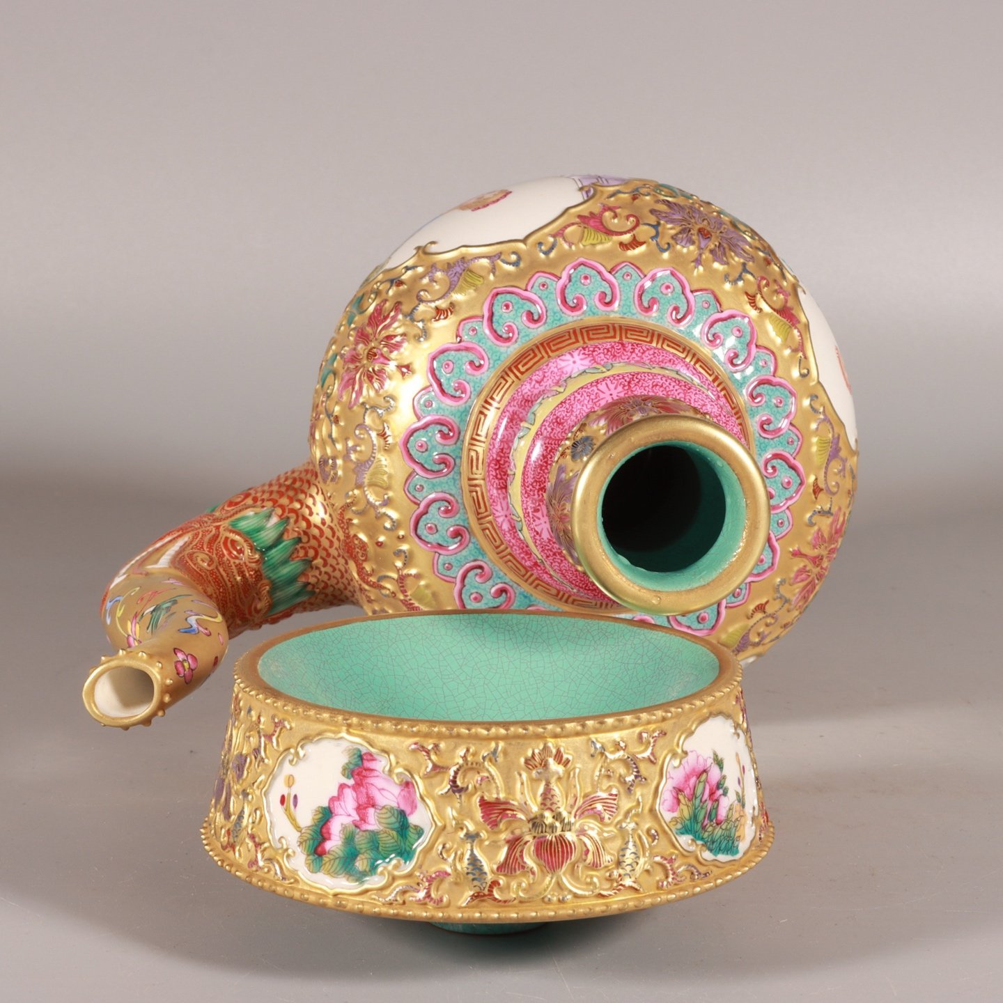 Qing Dynasty Qianlong enamel carving gold-plated window Western figure spray bottle