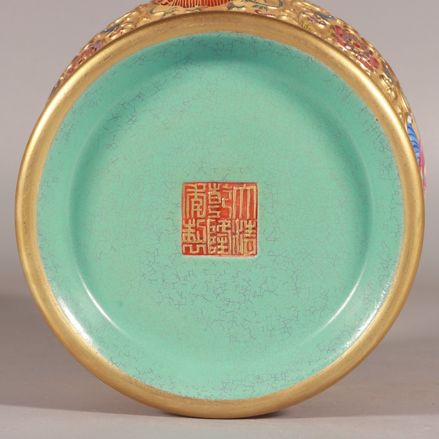 Qing Dynasty Qianlong enamel carving gold-plated window Western figure spray bottle