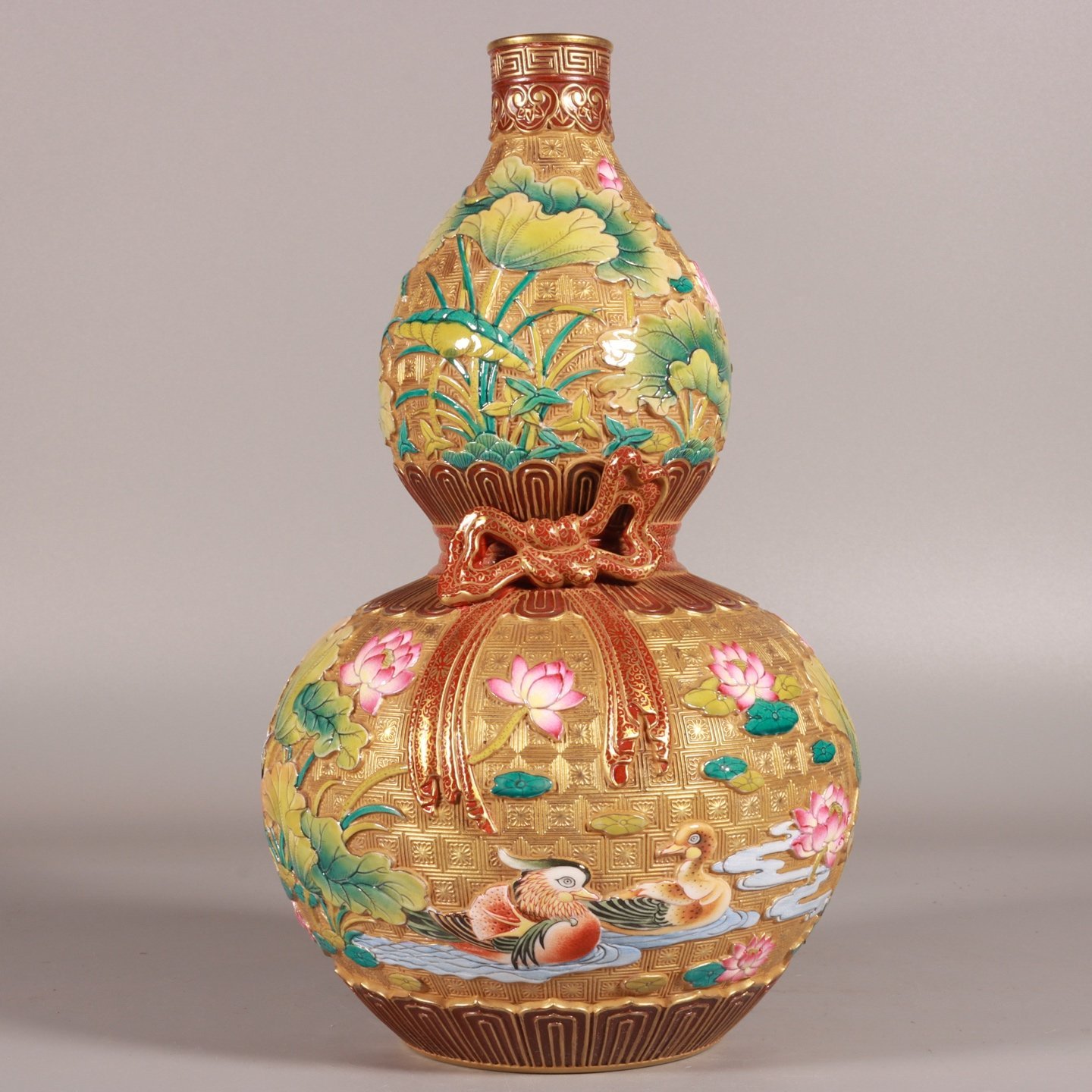 Qing Dynasty Qianlong enamel-carved gourd vase