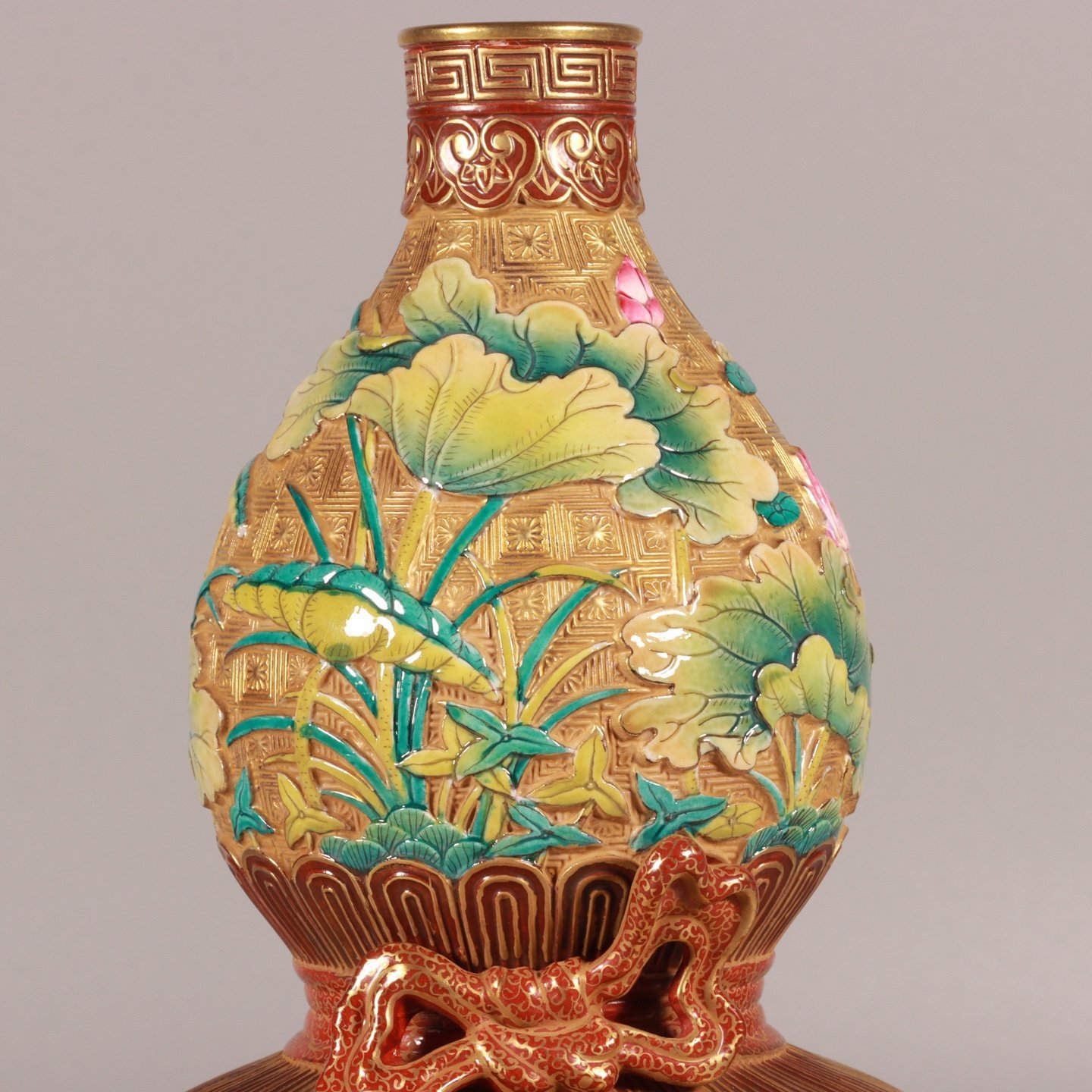 Qing Dynasty Qianlong enamel-carved gourd vase