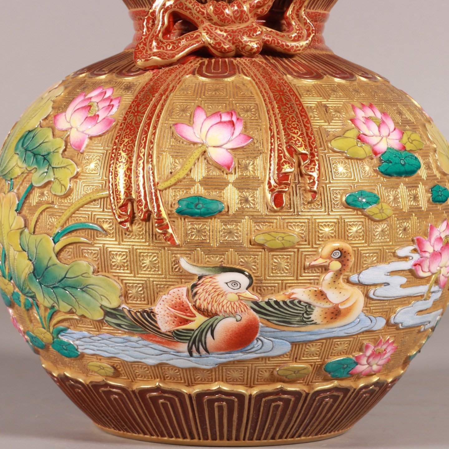 Qing Dynasty Qianlong enamel-carved gourd vase