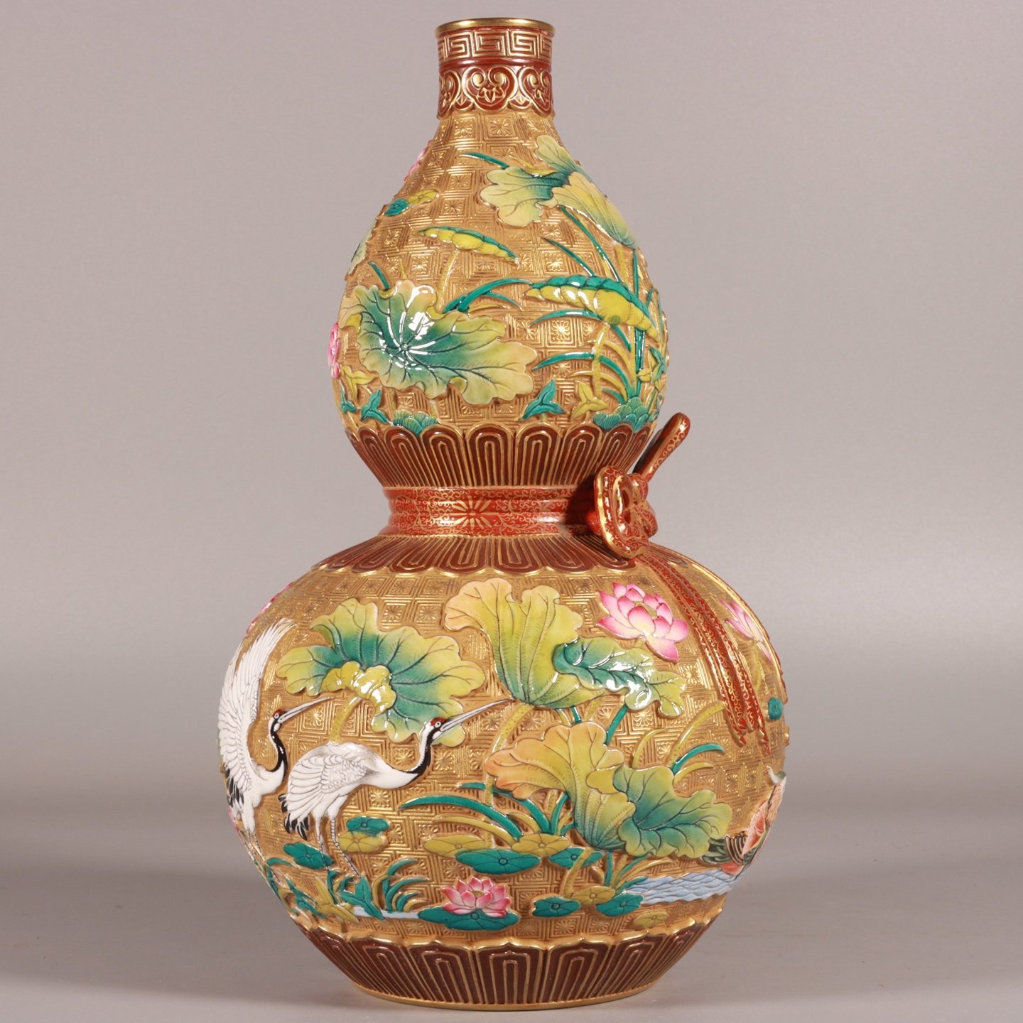 Qing Dynasty Qianlong enamel-carved gourd vase