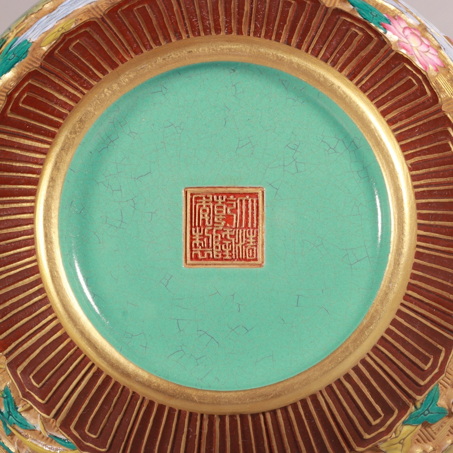 Qing Dynasty Qianlong enamel-carved gourd vase
