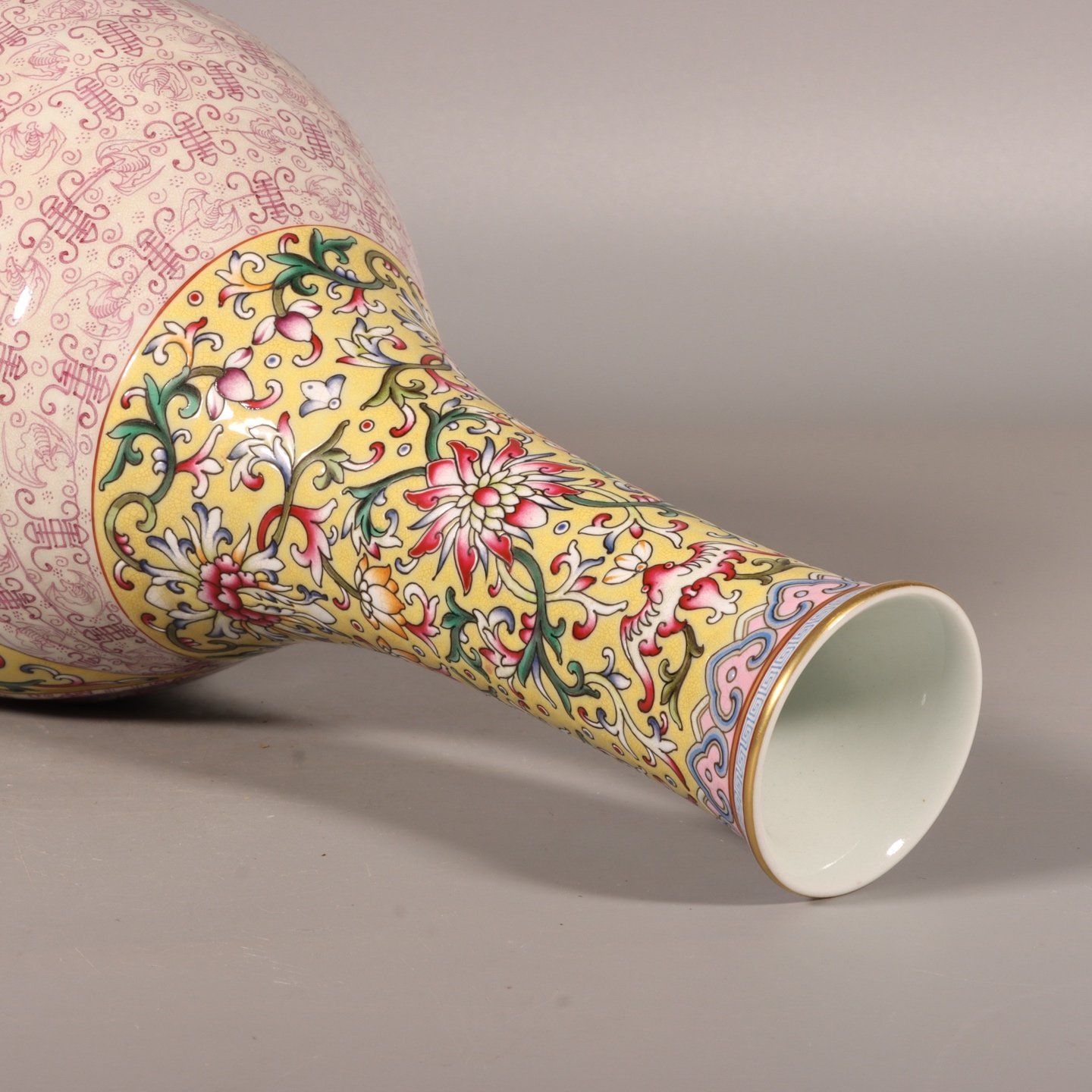 Qing Dynasty Qianlong enamel yellow ground lotus lotus window opening landscape vase