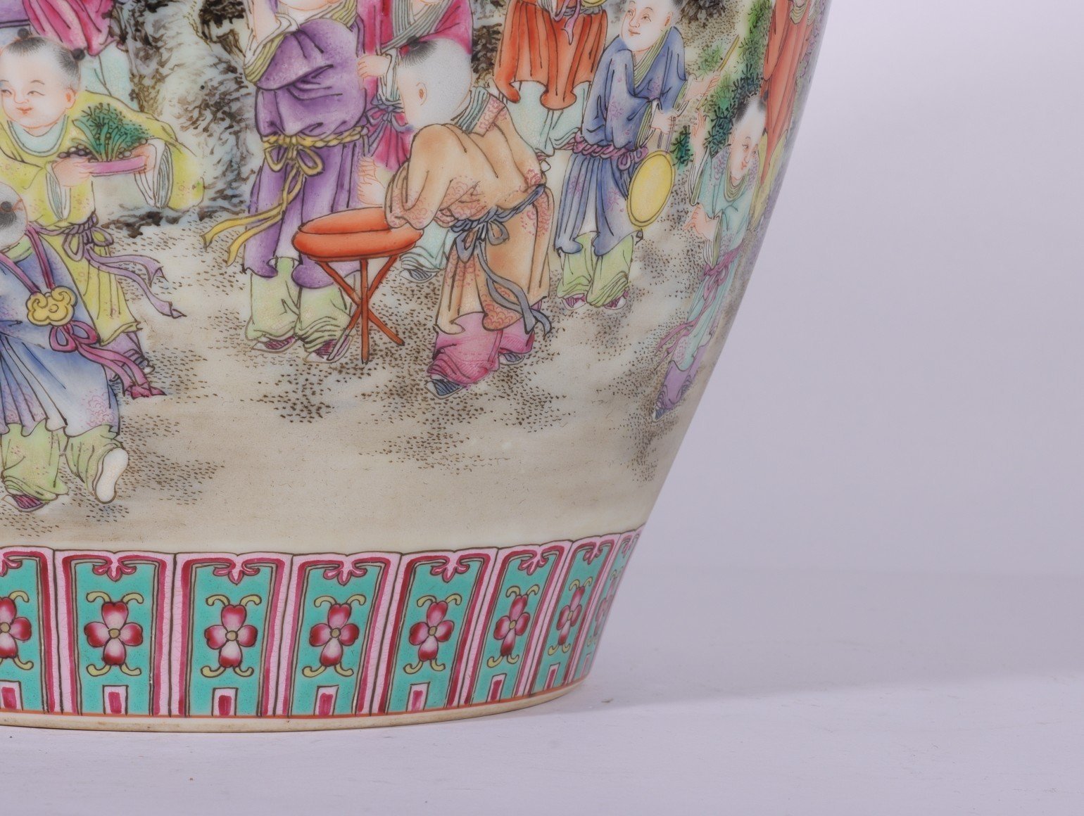 Qing Dynasty Qianlong Pastel Gu Yuexuan Tongjing Baizi Picture Garlic Vase