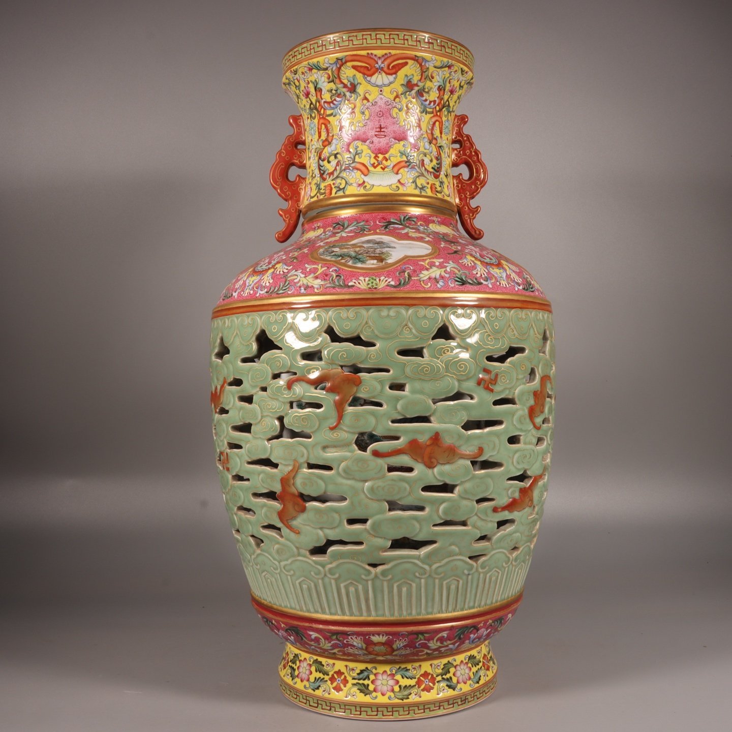 Qing Dynasty Qianlong famille rose bean green glaze with gold and rouge red rolled window landscape vase