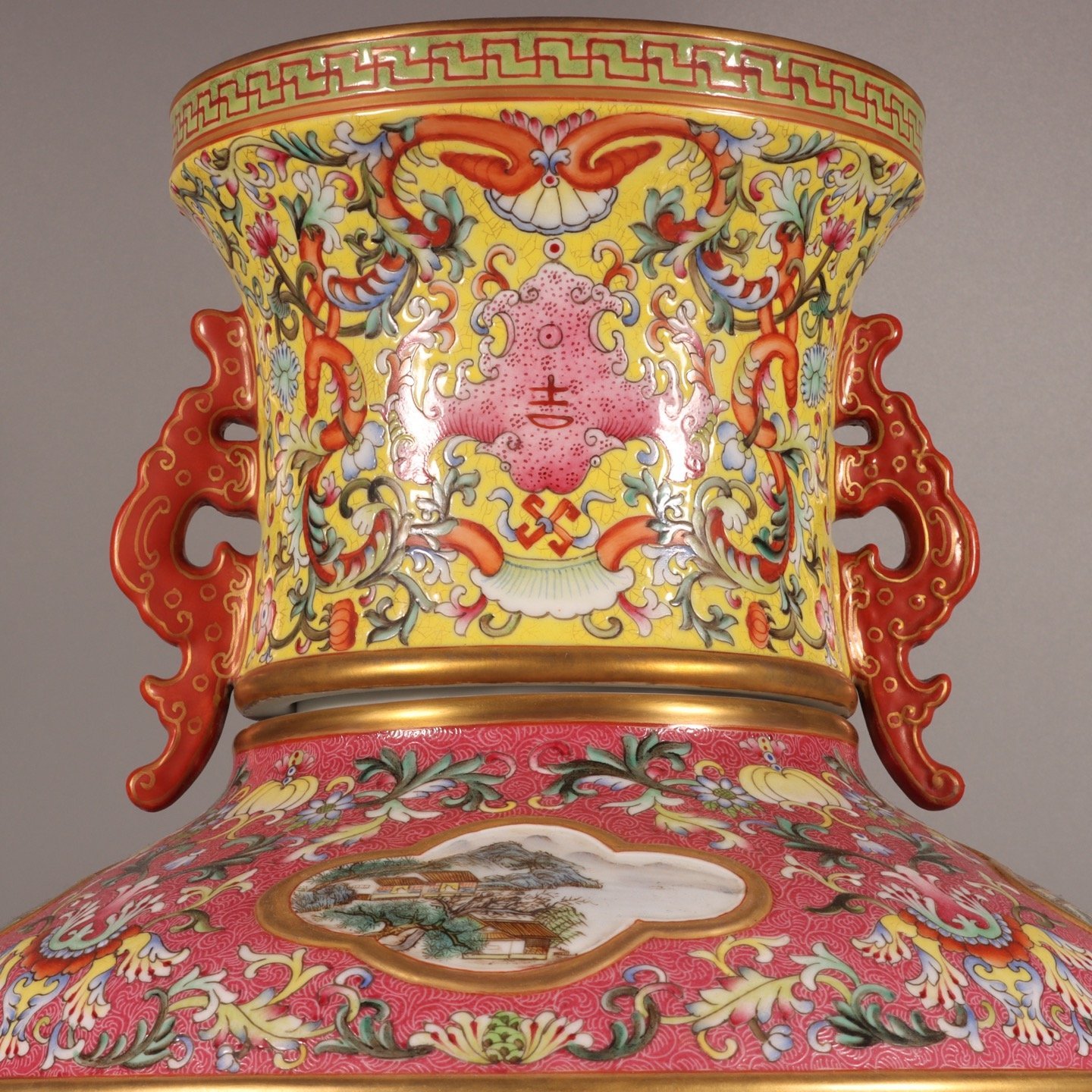 Qing Dynasty Qianlong famille rose bean green glaze with gold and rouge red rolled window landscape vase