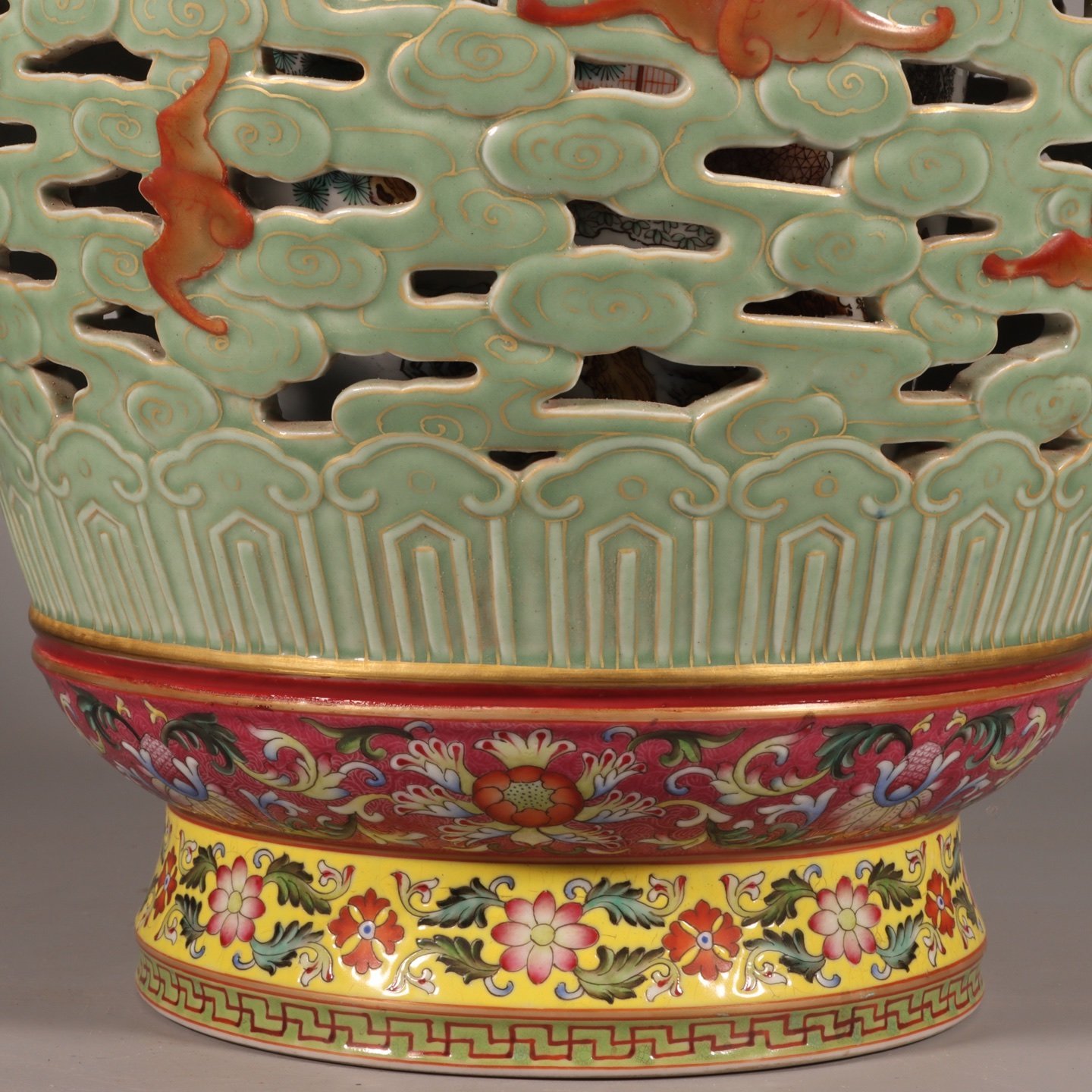Qing Dynasty Qianlong famille rose bean green glaze with gold and rouge red rolled window landscape vase