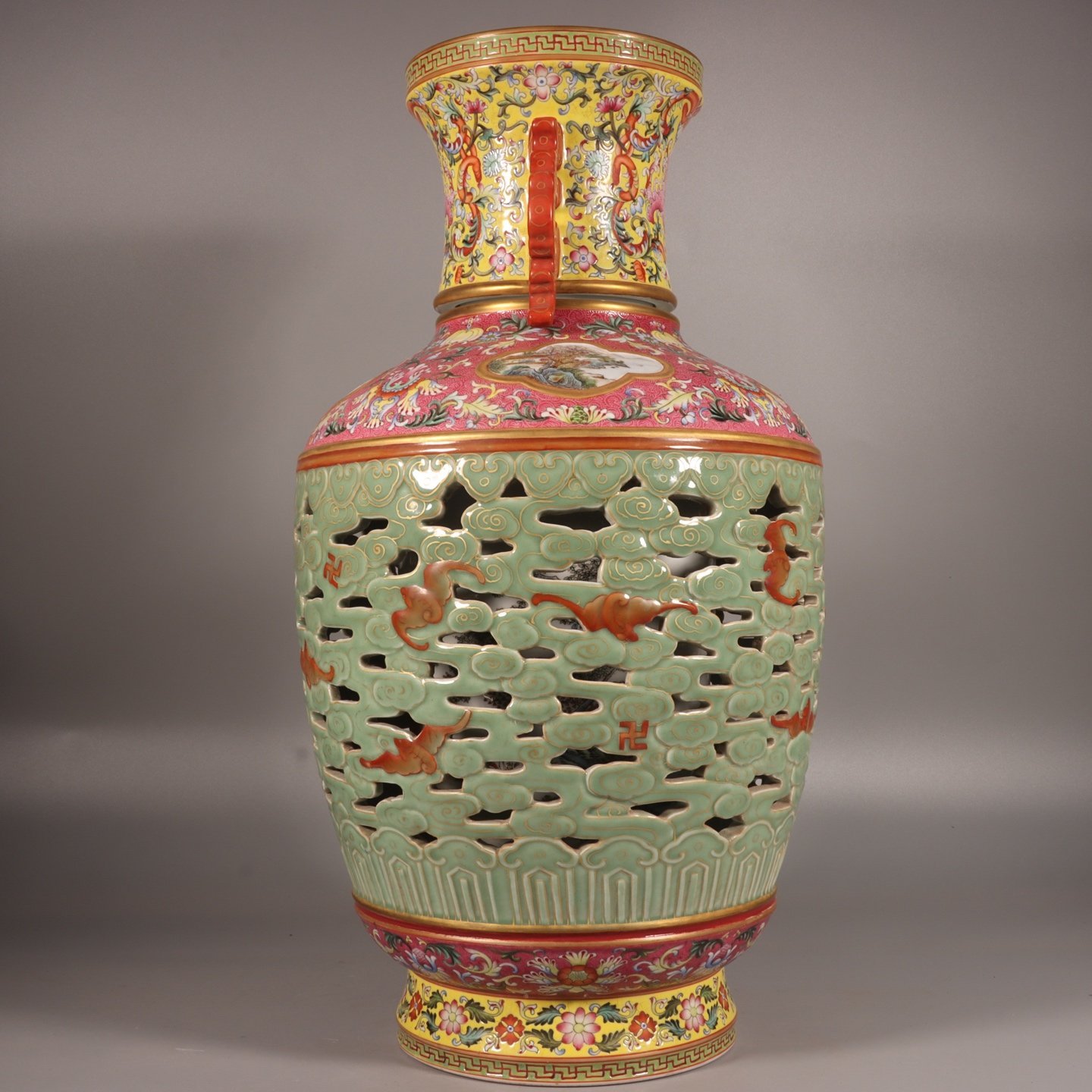 Qing Dynasty Qianlong famille rose bean green glaze with gold and rouge red rolled window landscape vase