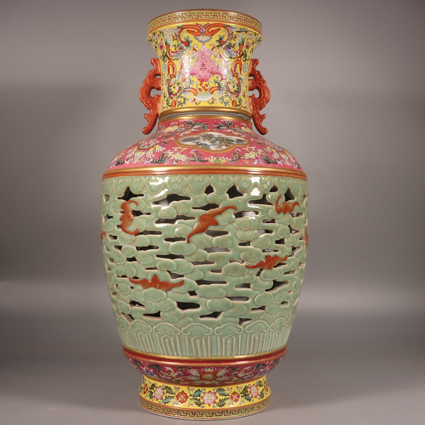 Qing Dynasty Qianlong famille rose bean green glaze with gold and rouge red rolled window landscape vase