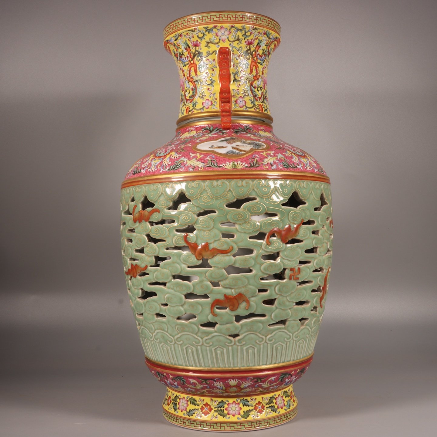 Qing Dynasty Qianlong famille rose bean green glaze with gold and rouge red rolled window landscape vase
