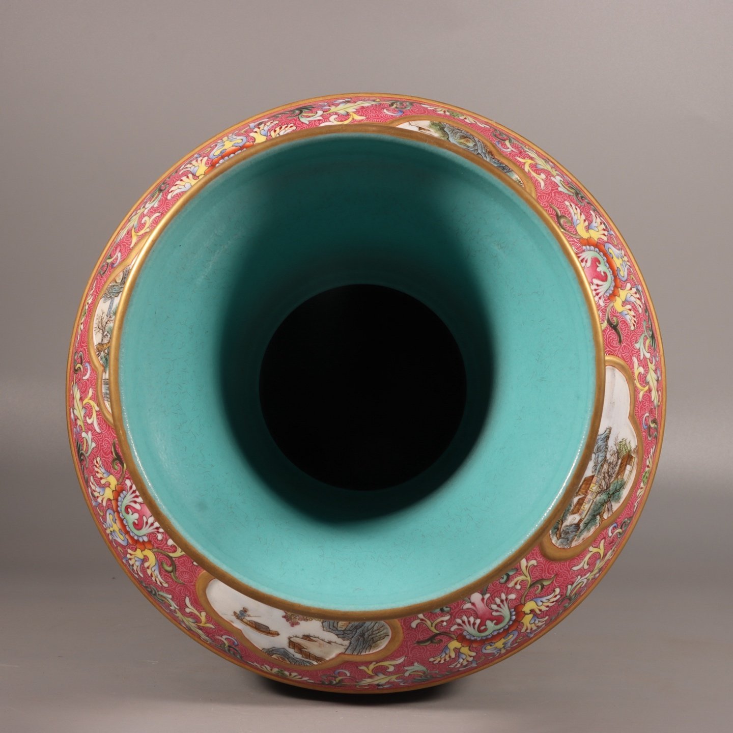 Qing Dynasty Qianlong famille rose bean green glaze with gold and rouge red rolled window landscape vase