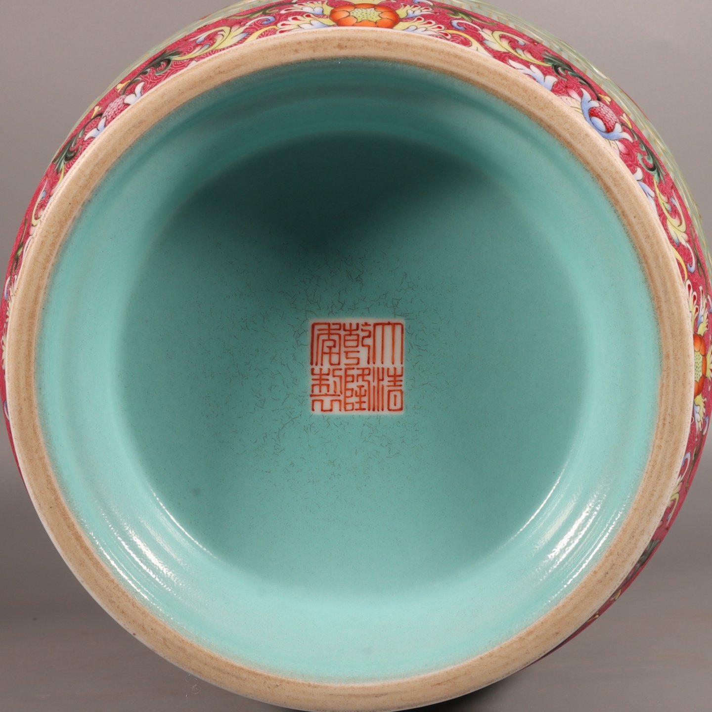Qing Dynasty Qianlong famille rose bean green glaze with gold and rouge red rolled window landscape vase