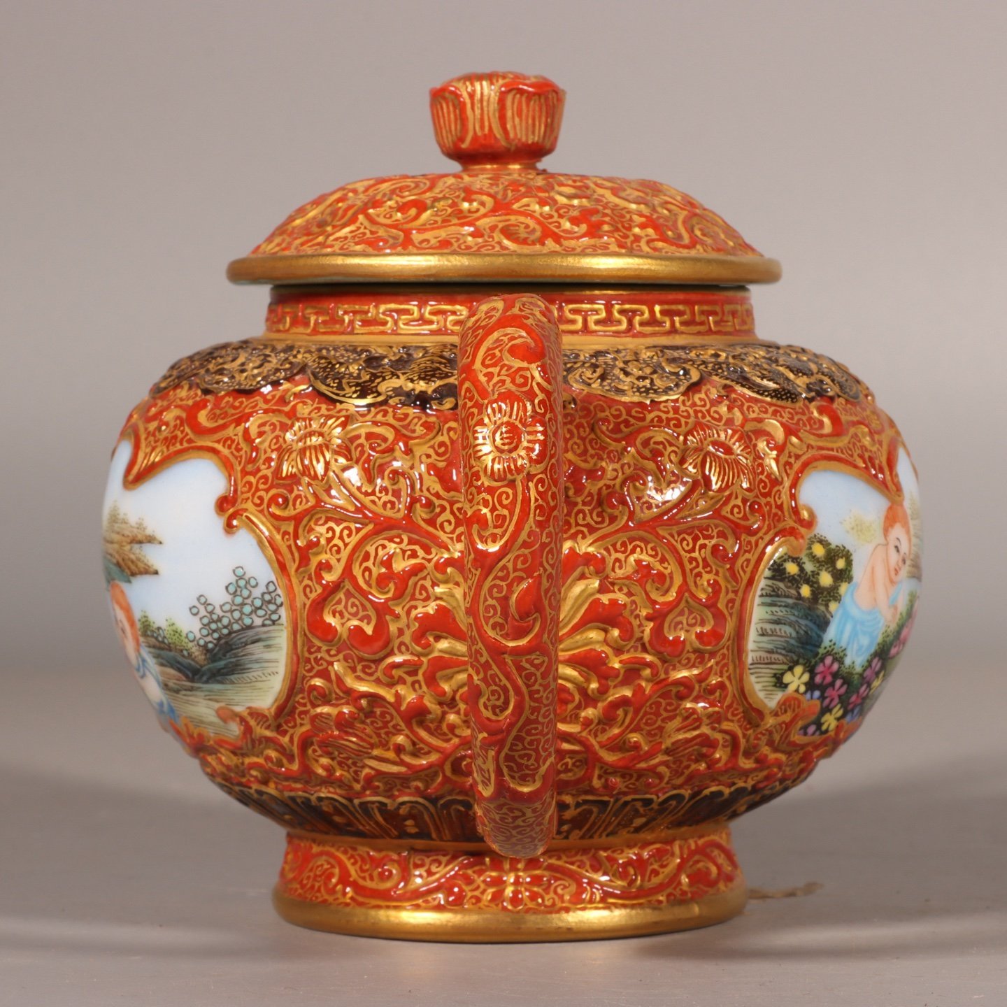 Qing Dynasty Qianlong Western-style figure pot