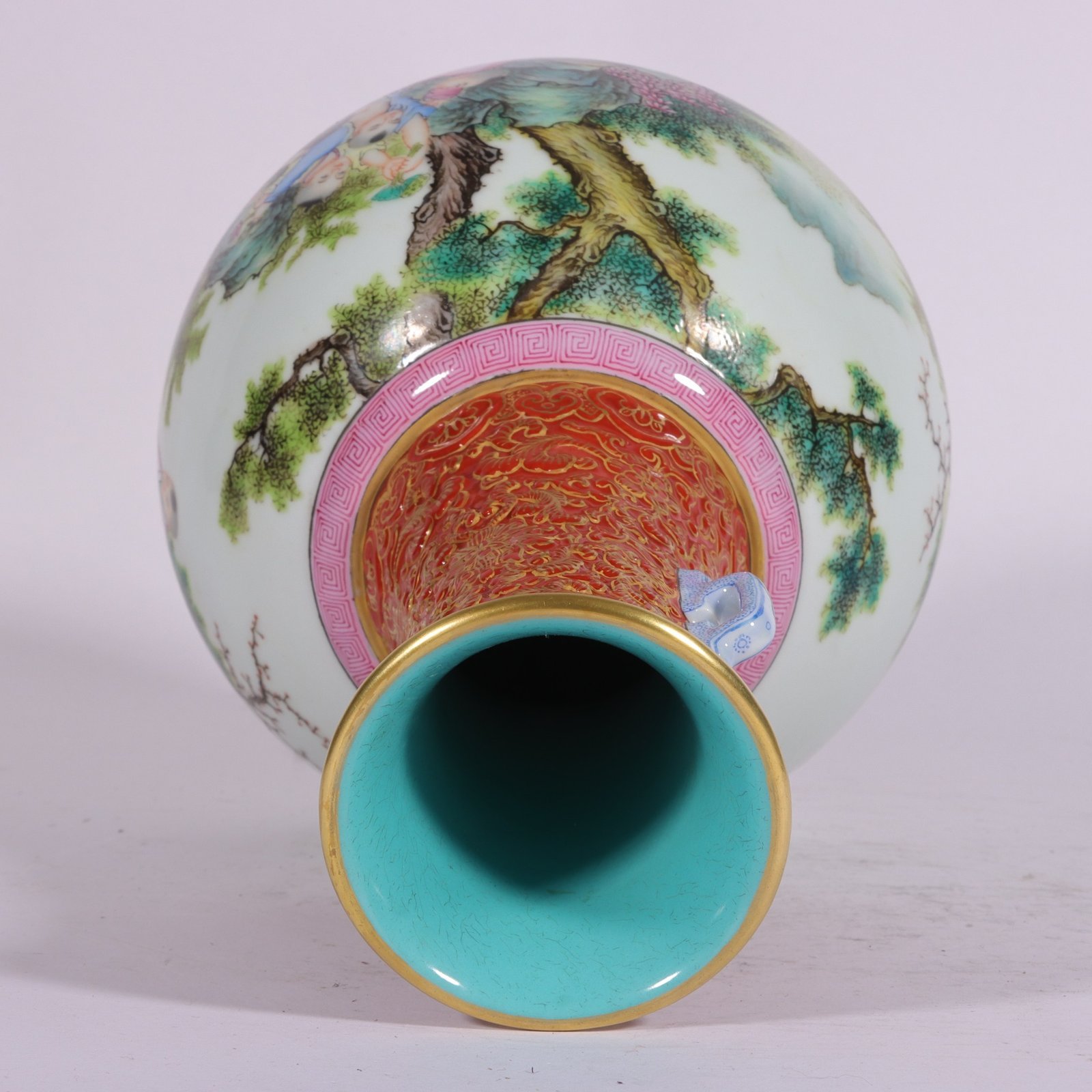 Qing Dynasty Qianlong enamel carving alum red and gilt Tongjing Yingxi amphora