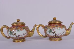Qing Dynasty Qianlong enamel-carved gilded lotus flower and bird vase with window
