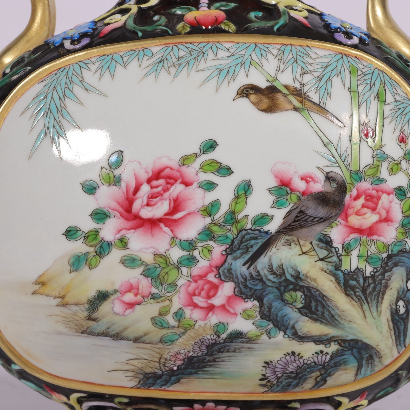 Qing Dynasty Qianlong enamel-colored gourd vase with lotus branches