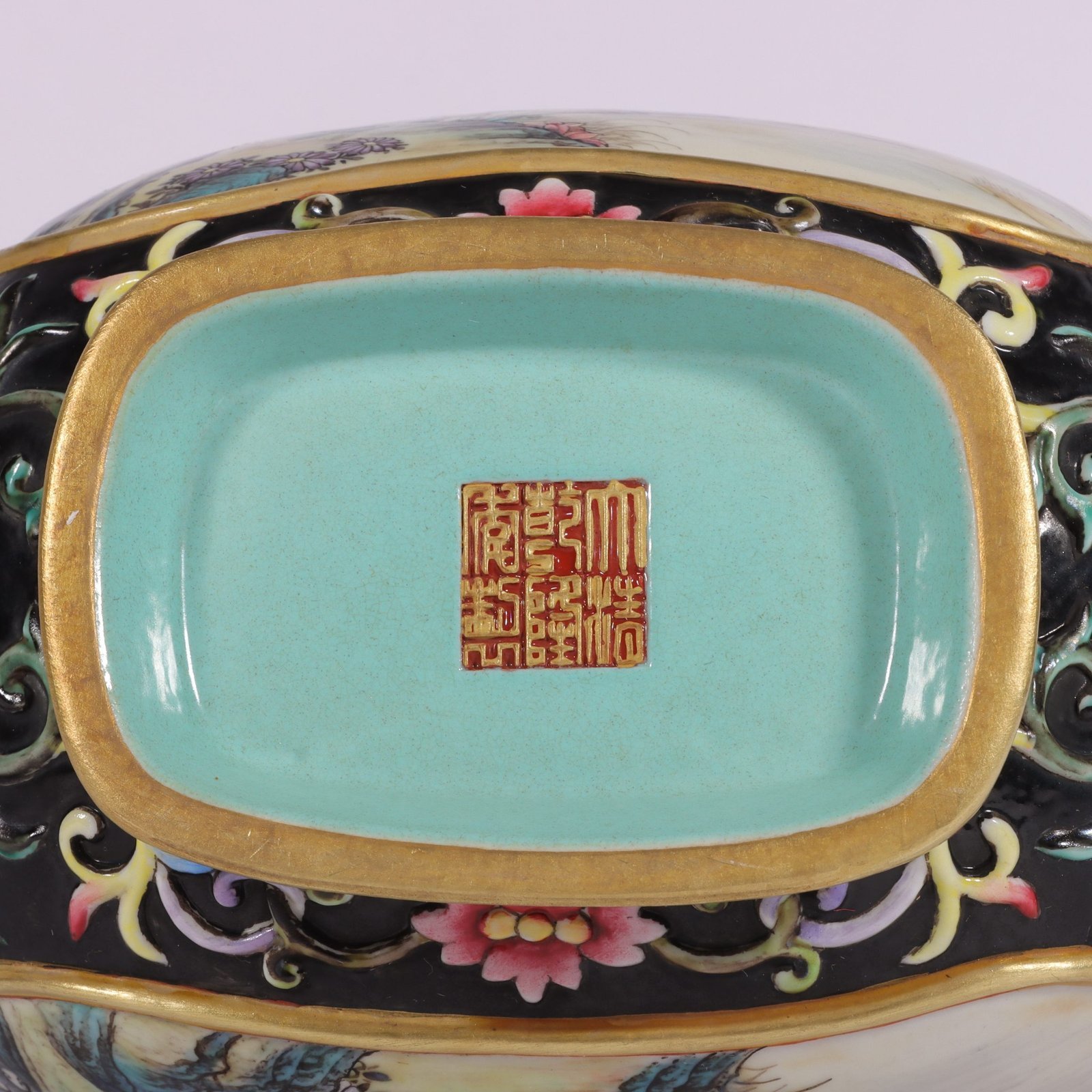 Qing Dynasty Qianlong enamel-colored gourd vase with lotus branches