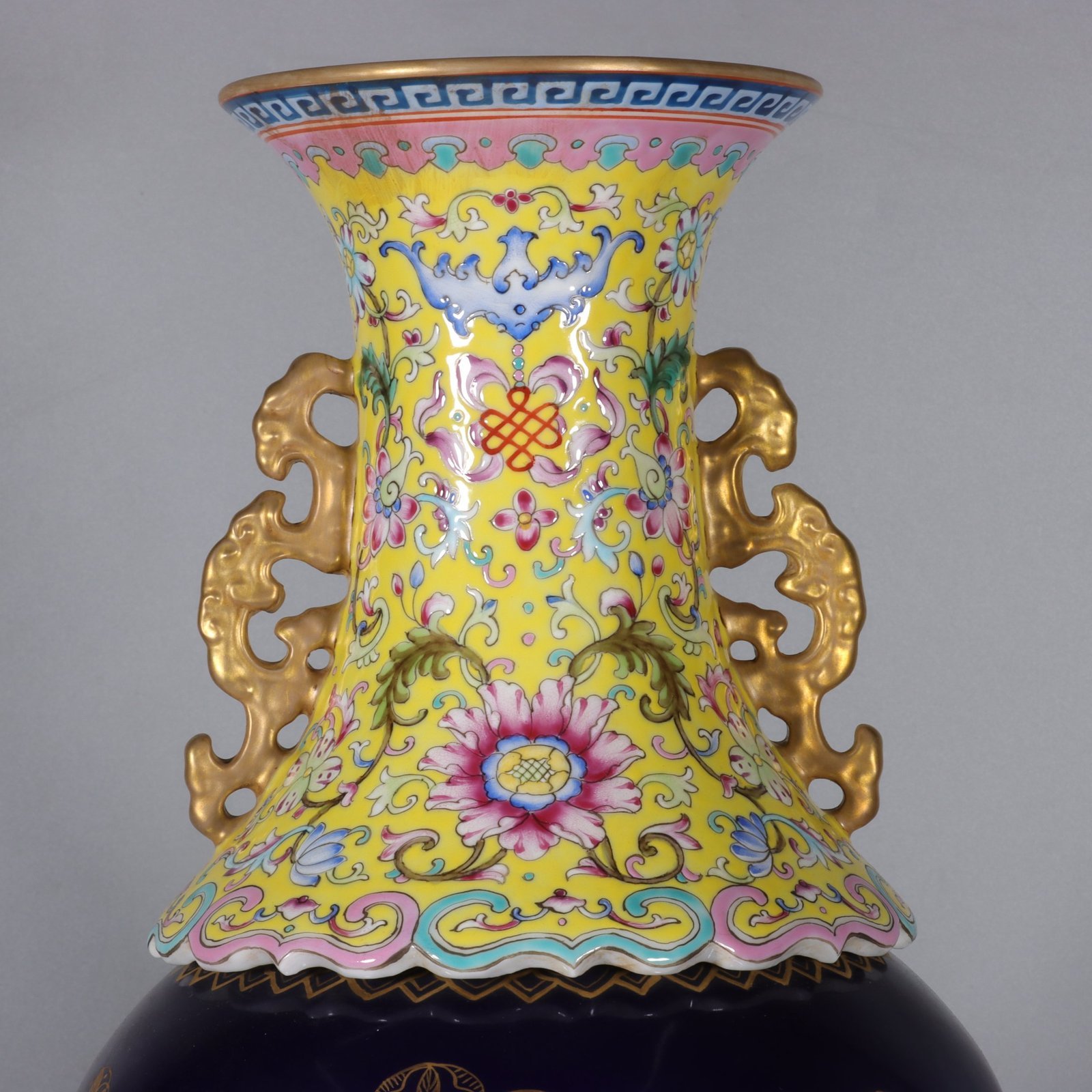 Qing Dynasty Qianlong famille rose blue and yellow leather ball flower hollow vase