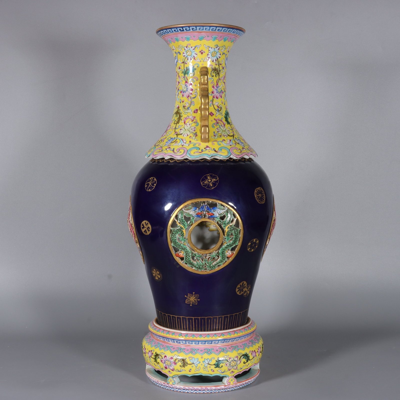 Qing Dynasty Qianlong famille rose blue and yellow leather ball flower hollow vase
