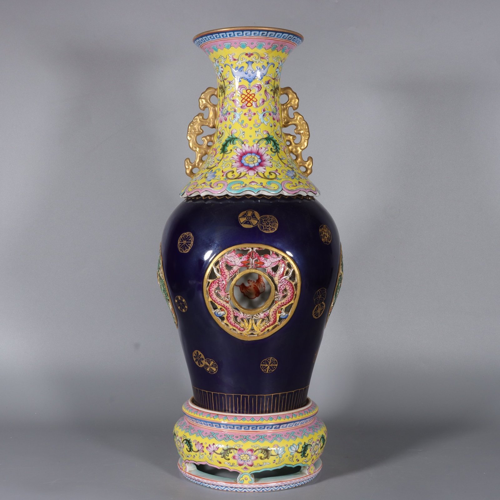 Qing Dynasty Qianlong famille rose blue and yellow leather ball flower hollow vase