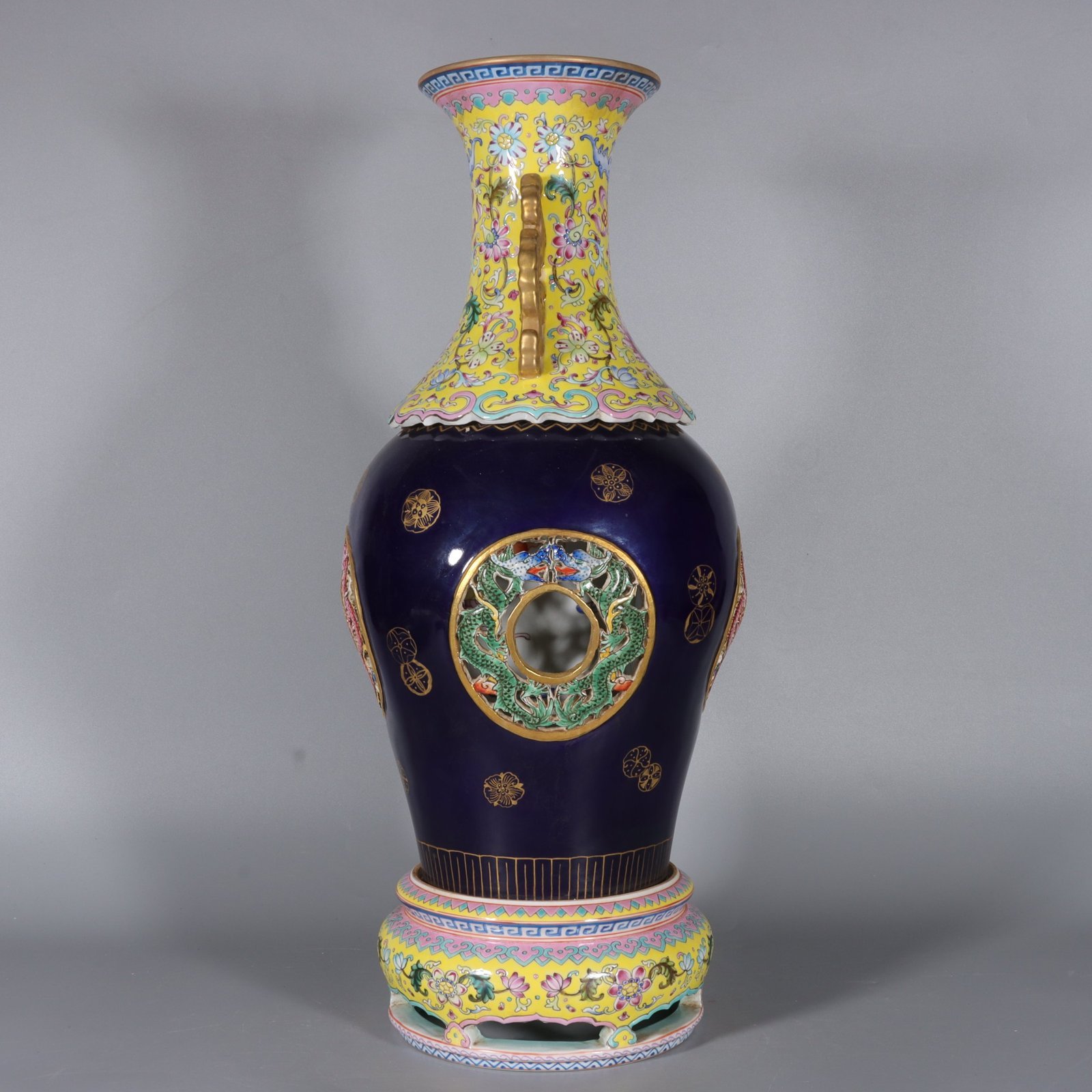 Qing Dynasty Qianlong famille rose blue and yellow leather ball flower hollow vase