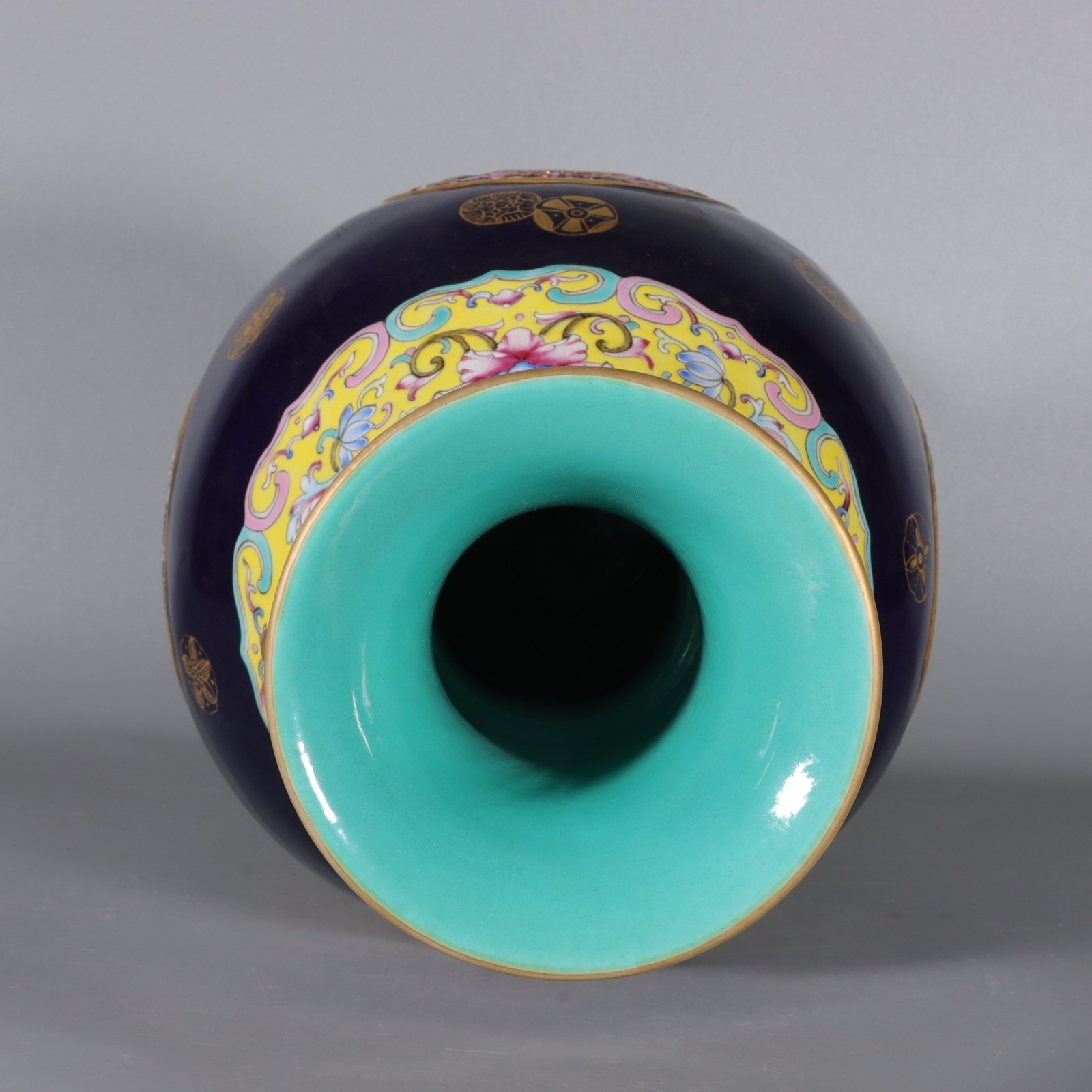 Qing Dynasty Qianlong famille rose blue and yellow leather ball flower hollow vase