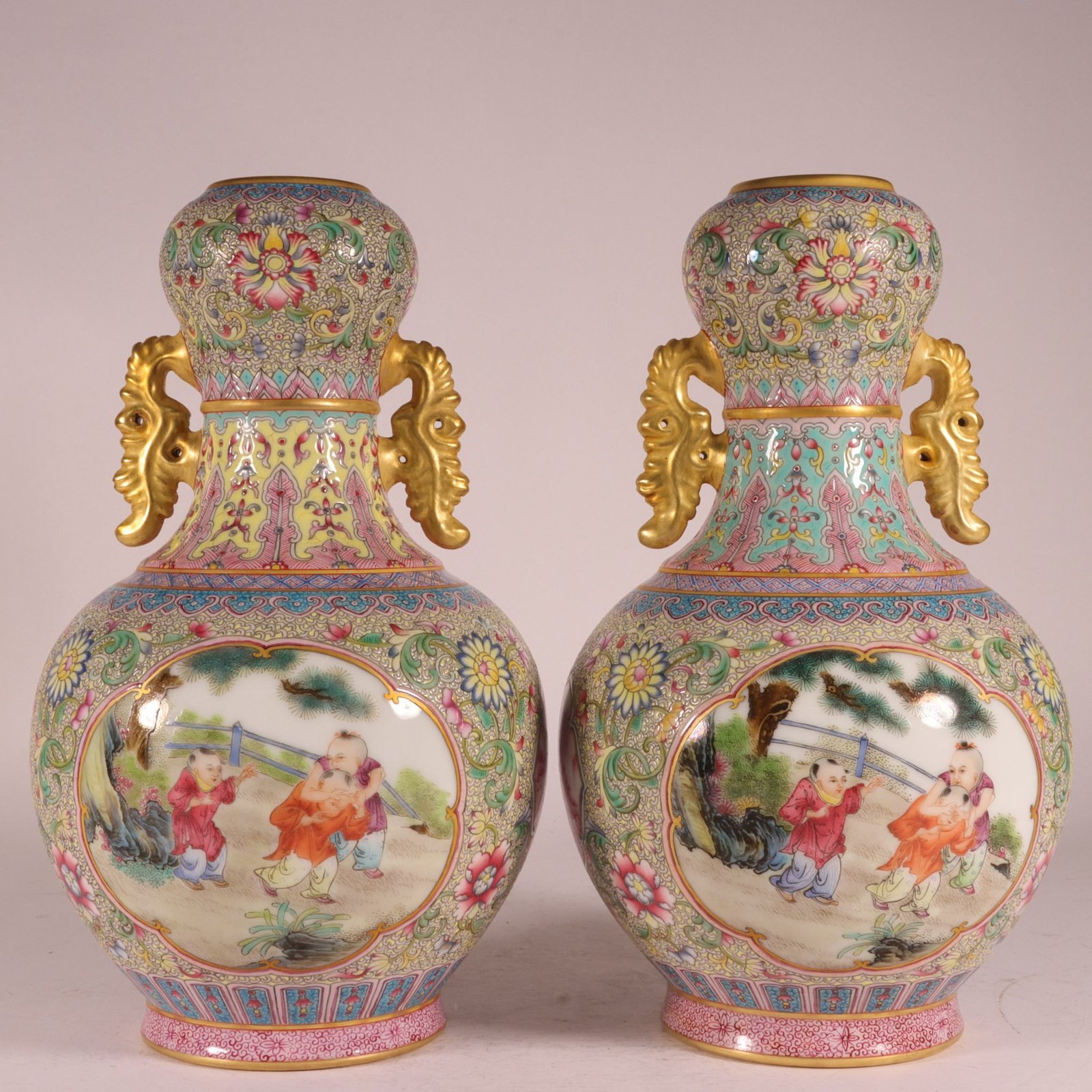 Qing Dynasty Qianlong Gu Yuexuan’s gold-painted window baby playing double-eared garlic vase
