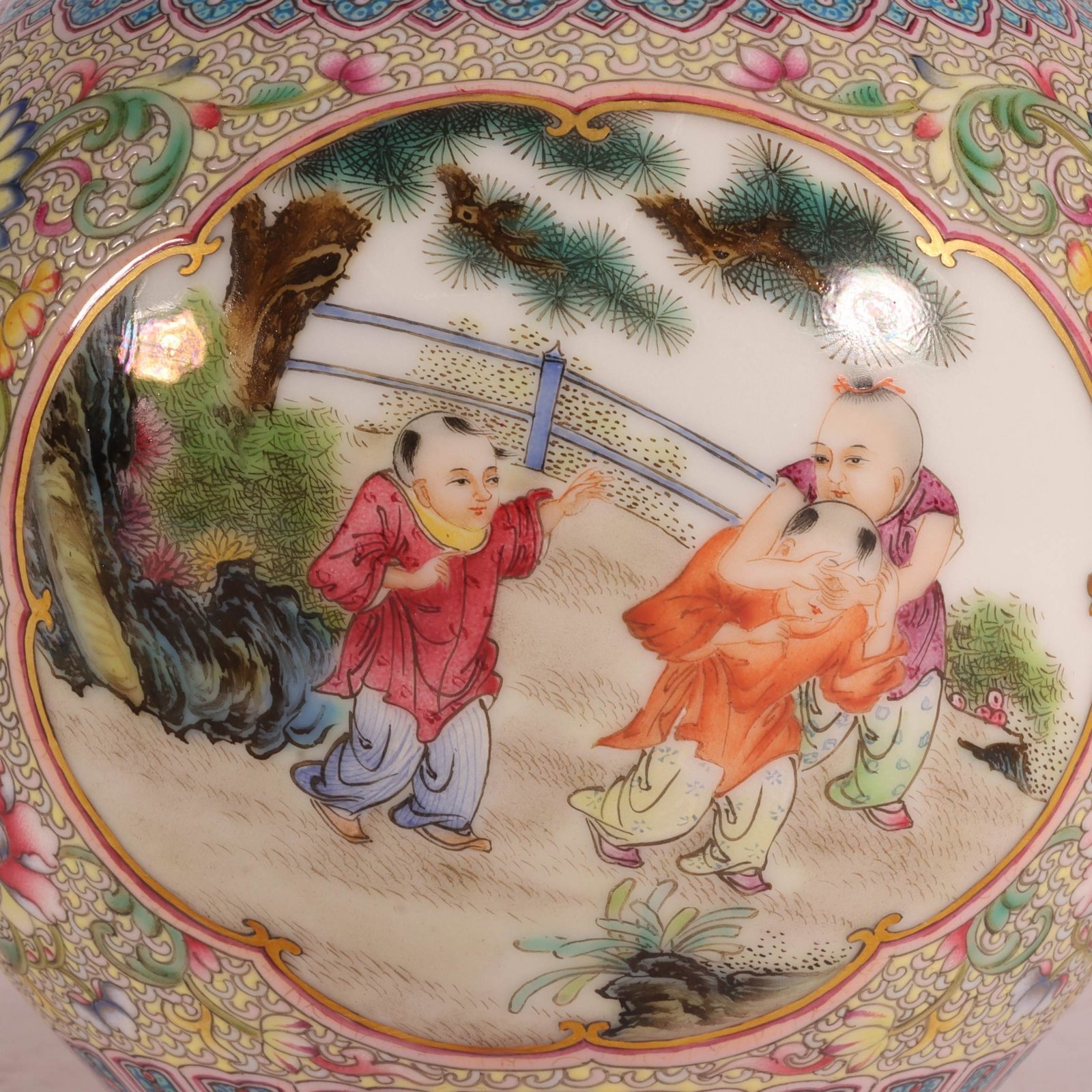 Qing Dynasty Qianlong Gu Yuexuan’s gold-painted window baby playing double-eared garlic vase