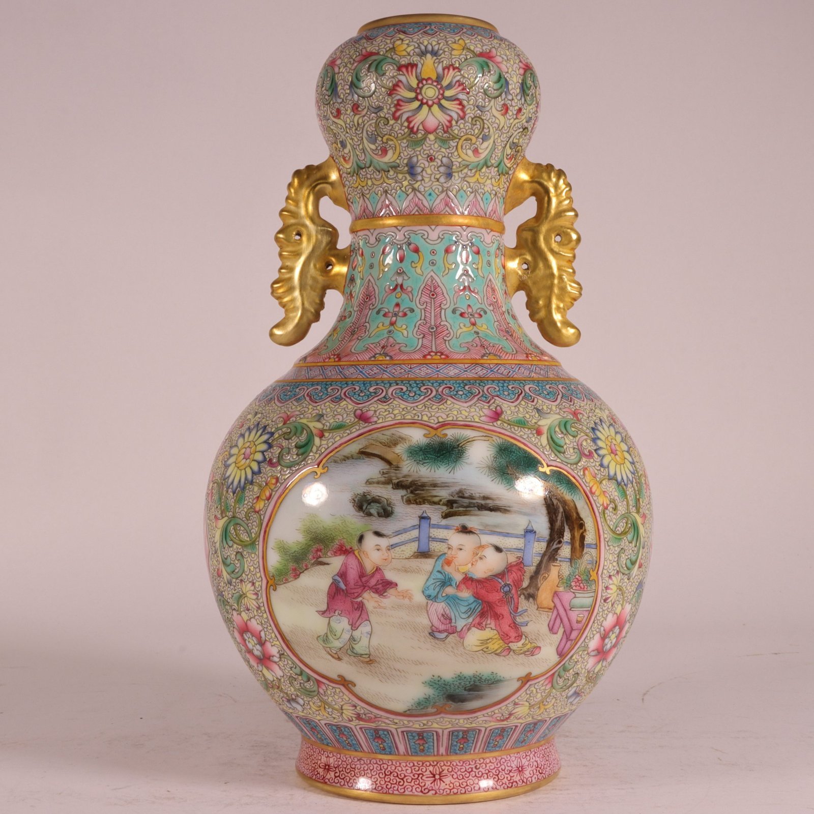 Qing Dynasty Qianlong Gu Yuexuan’s gold-painted window baby playing double-eared garlic vase