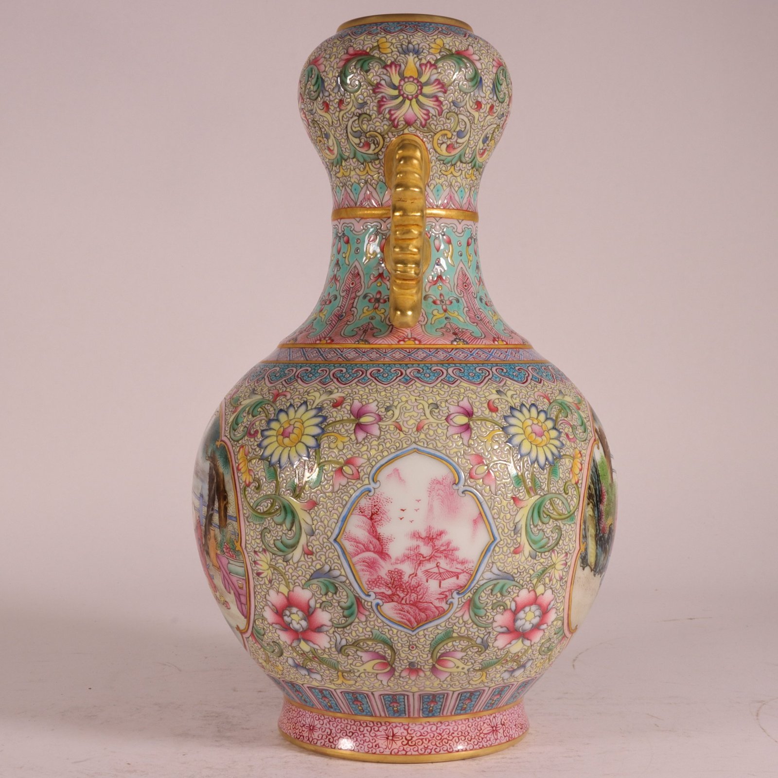 Qing Dynasty Qianlong Gu Yuexuan’s gold-painted window baby playing double-eared garlic vase