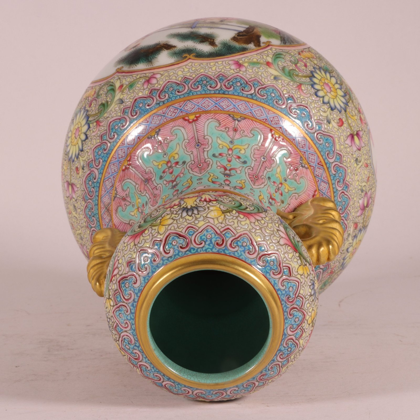 Qing Dynasty Qianlong Gu Yuexuan’s gold-painted window baby playing double-eared garlic vase