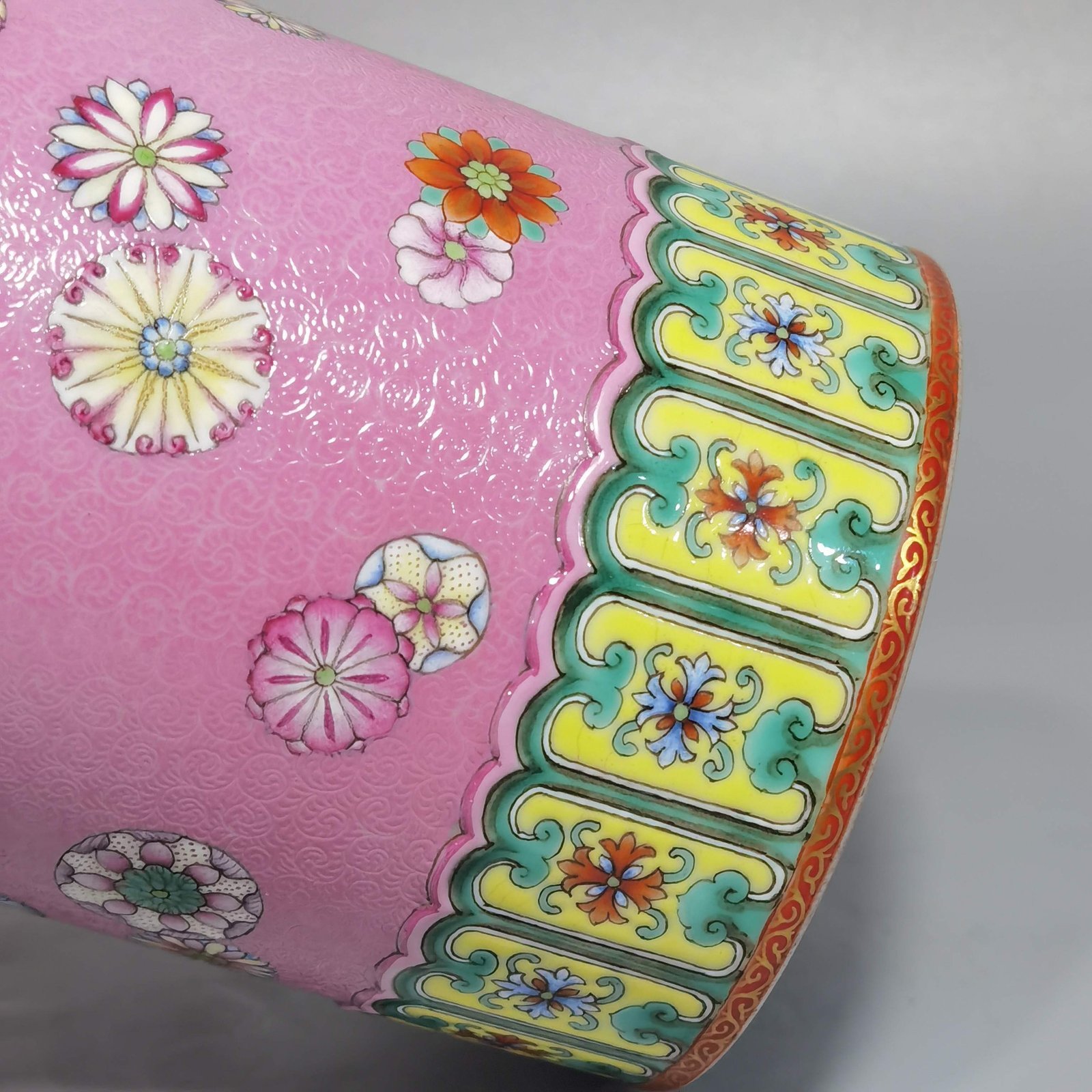 Qing Dynasty Qianlong Yangcai rolled ball pen holder