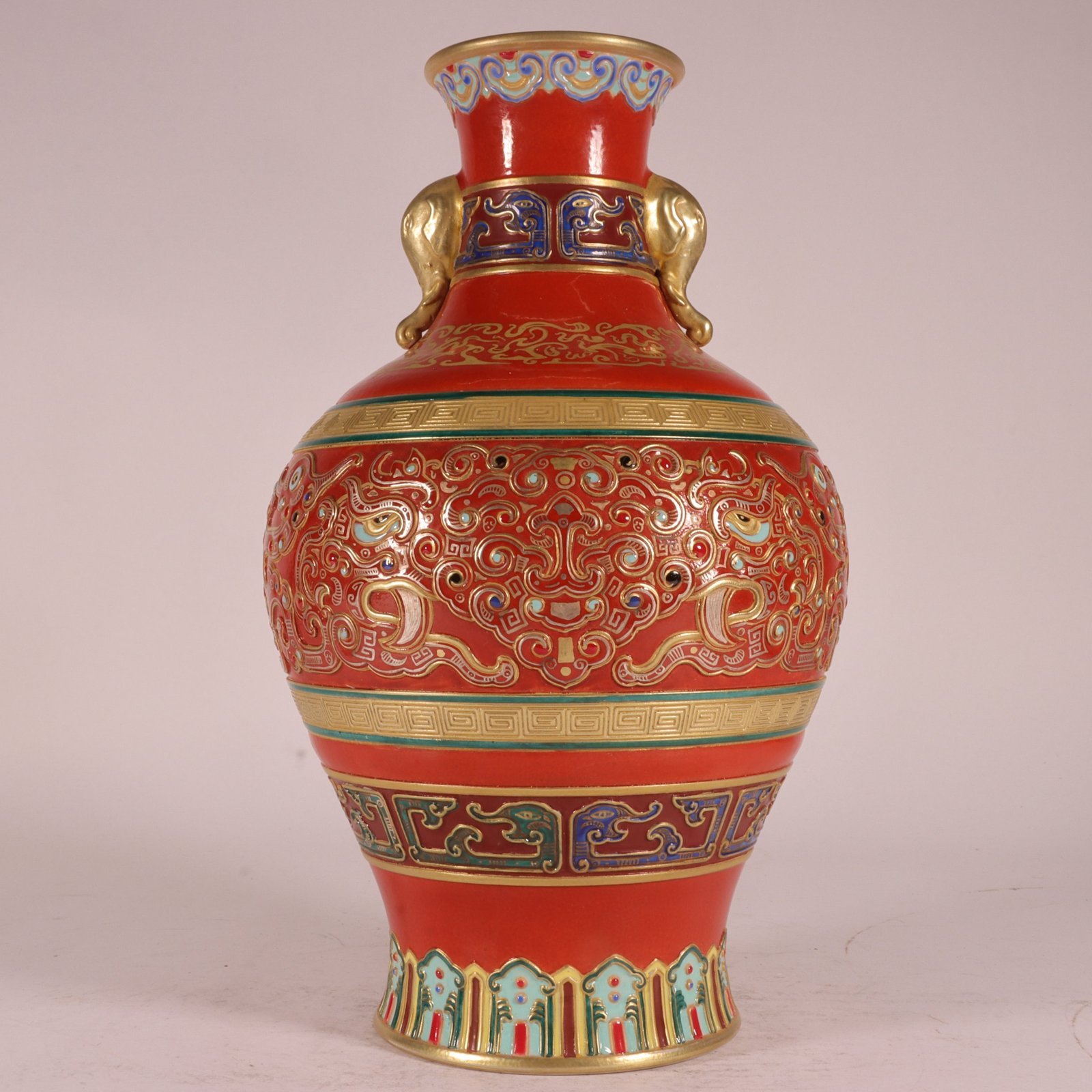 Qing Dynasty Qianlong an enamel-colored alum-red carved amphora