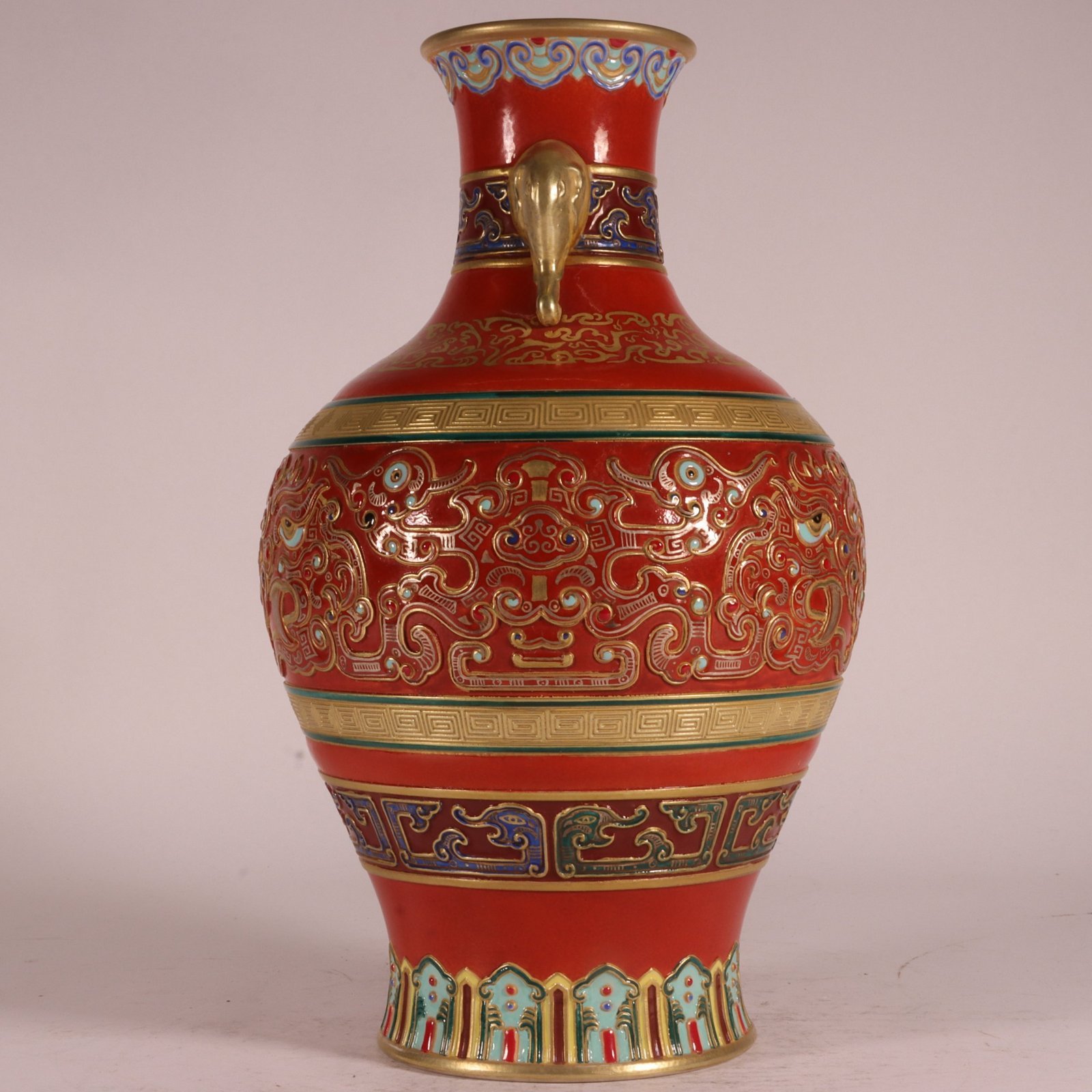 Qing Dynasty Qianlong an enamel-colored alum-red carved amphora