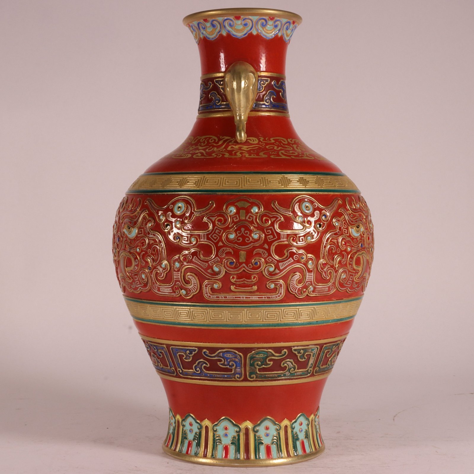 Qing Dynasty Qianlong an enamel-colored alum-red carved amphora