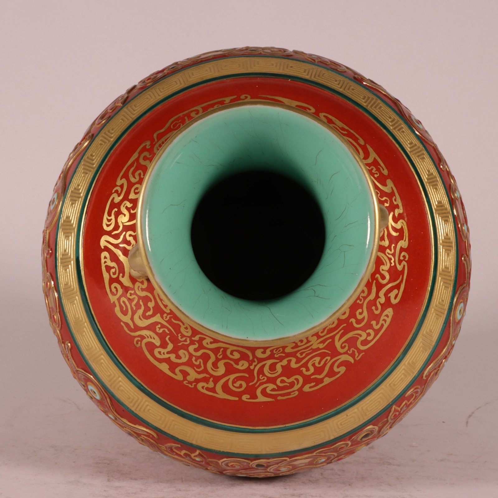 Qing Dynasty Qianlong an enamel-colored alum-red carved amphora