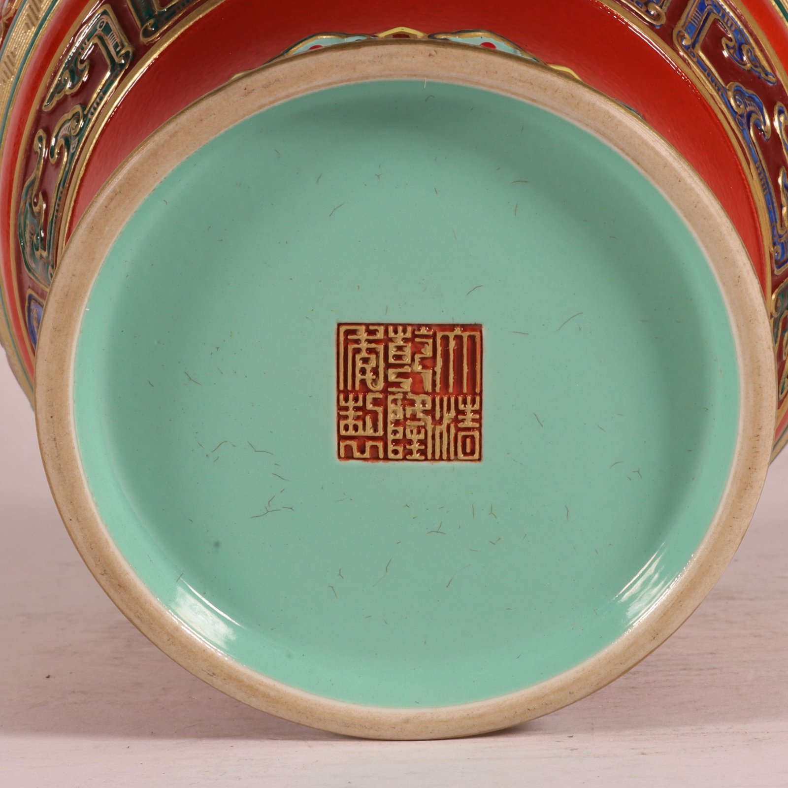 Qing Dynasty Qianlong an enamel-colored alum-red carved amphora