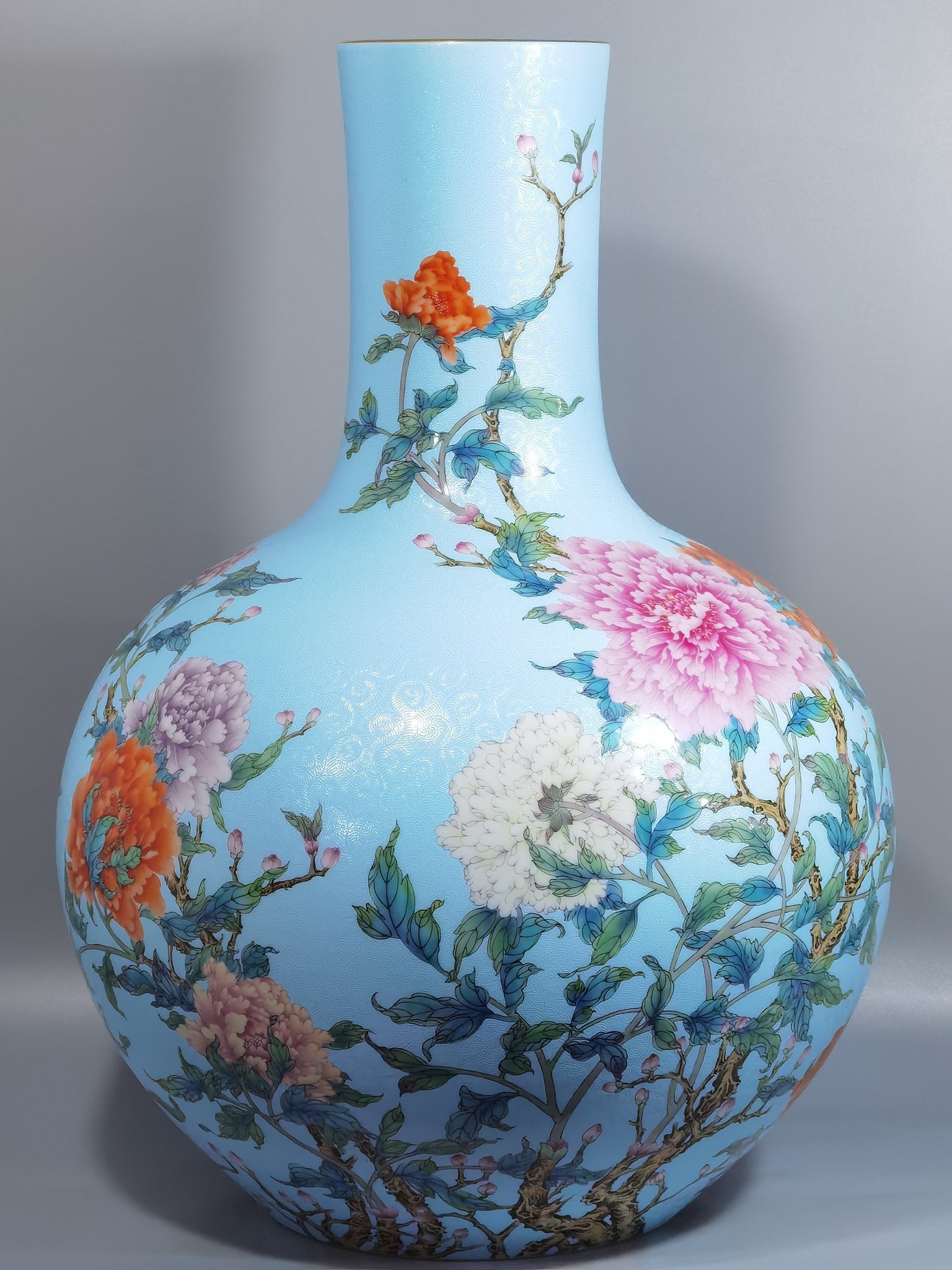 Qing Dynasty Qianlong enamel rolled peony flower celestial sphere vase