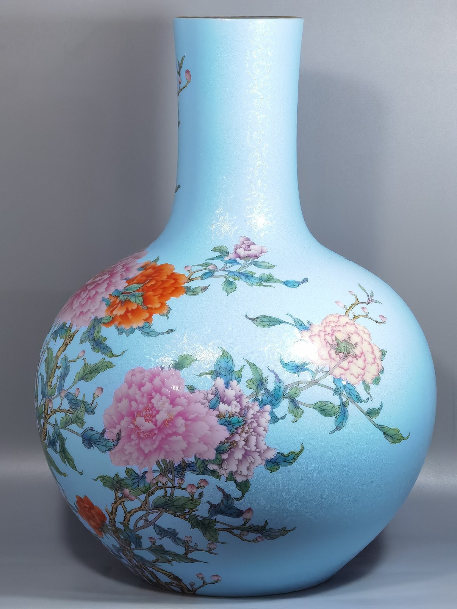 Qing Dynasty Qianlong enamel rolled peony flower celestial sphere vase