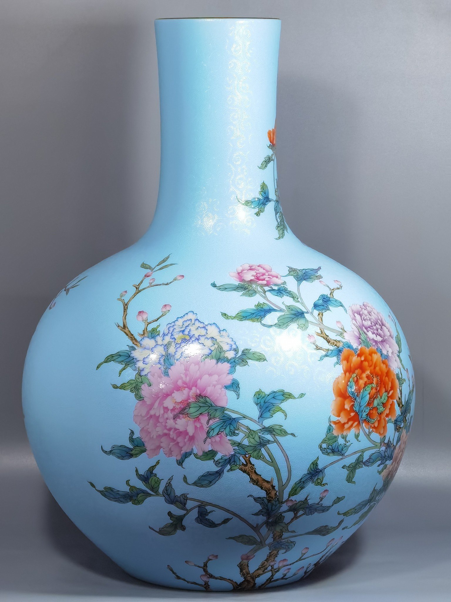 Qing Dynasty Qianlong enamel rolled peony flower celestial sphere vase