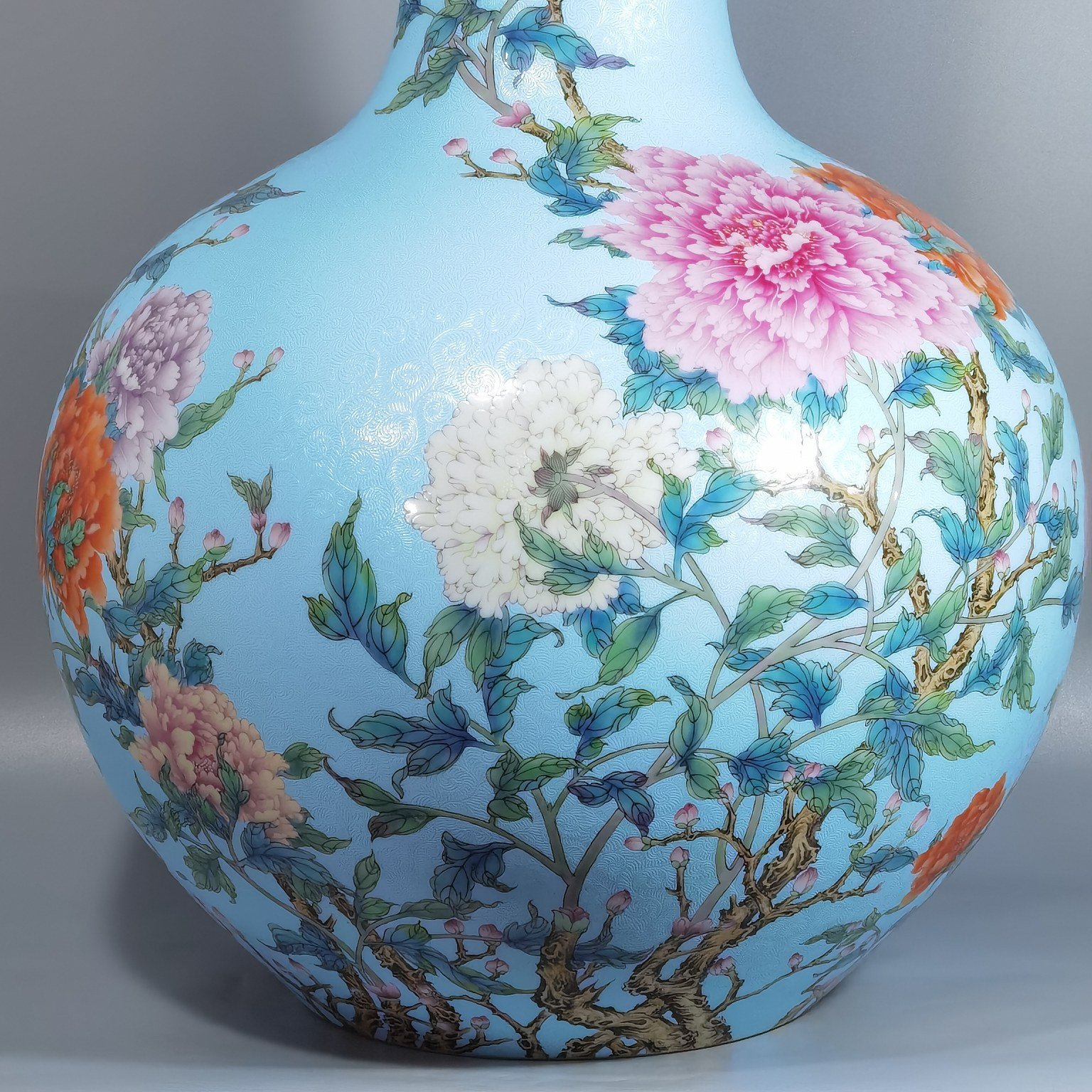 Qing Dynasty Qianlong enamel rolled peony flower celestial sphere vase