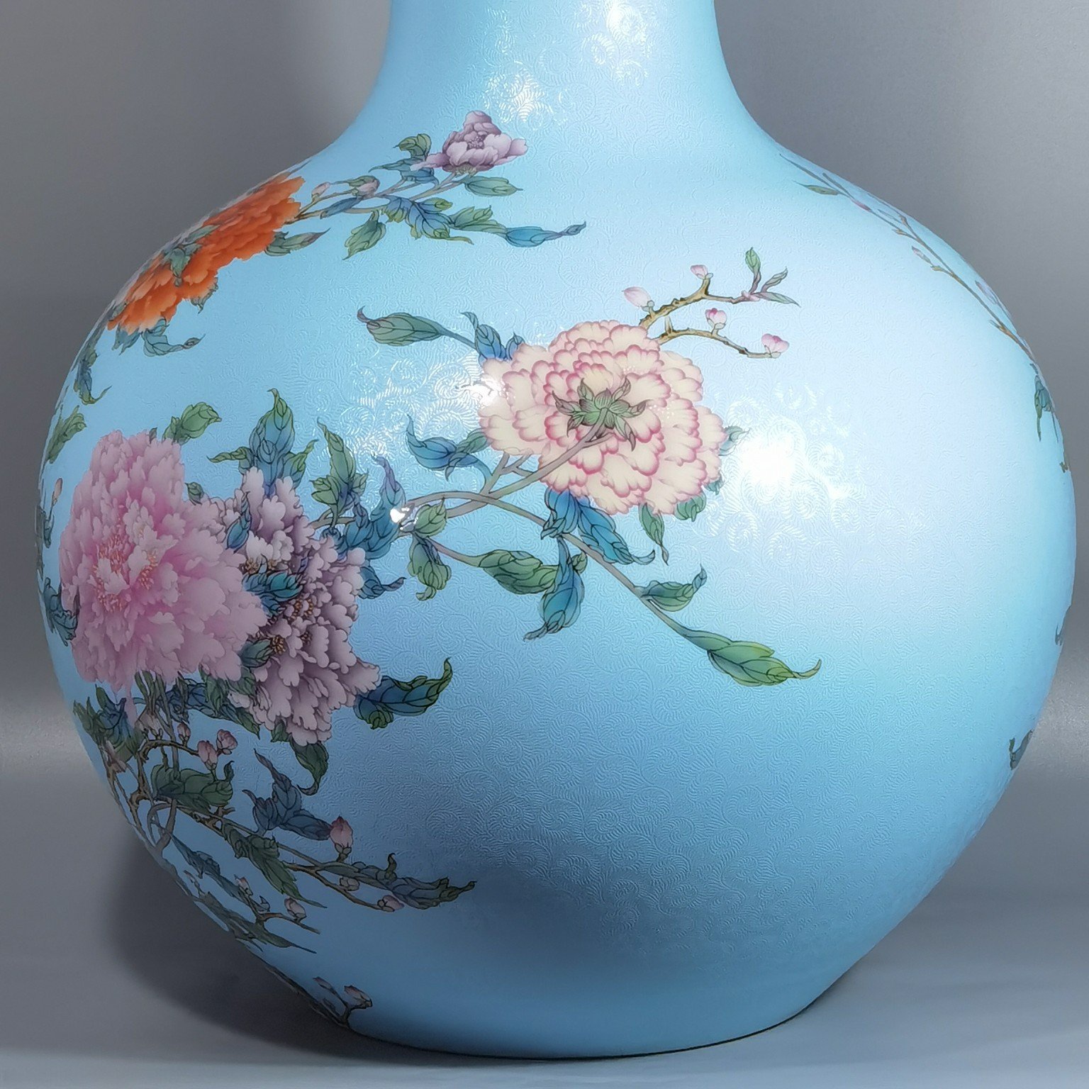 Qing Dynasty Qianlong enamel rolled peony flower celestial sphere vase