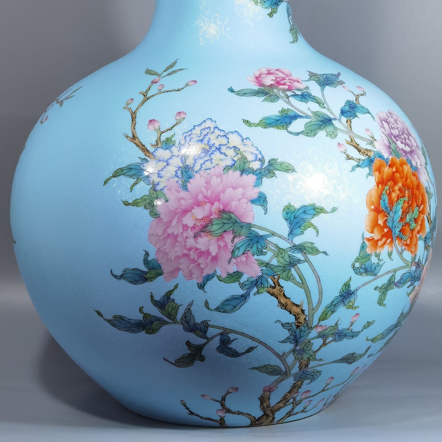 Qing Dynasty Qianlong enamel rolled peony flower celestial sphere vase
