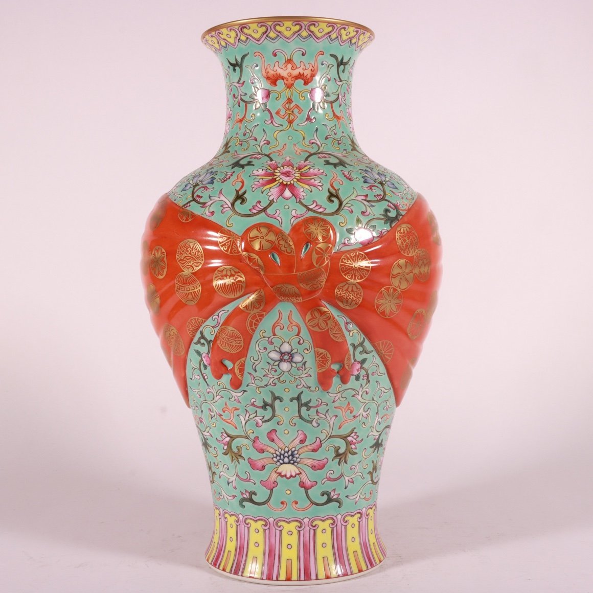 Qing Dynasty Qianlong pastel green lotus bag vase