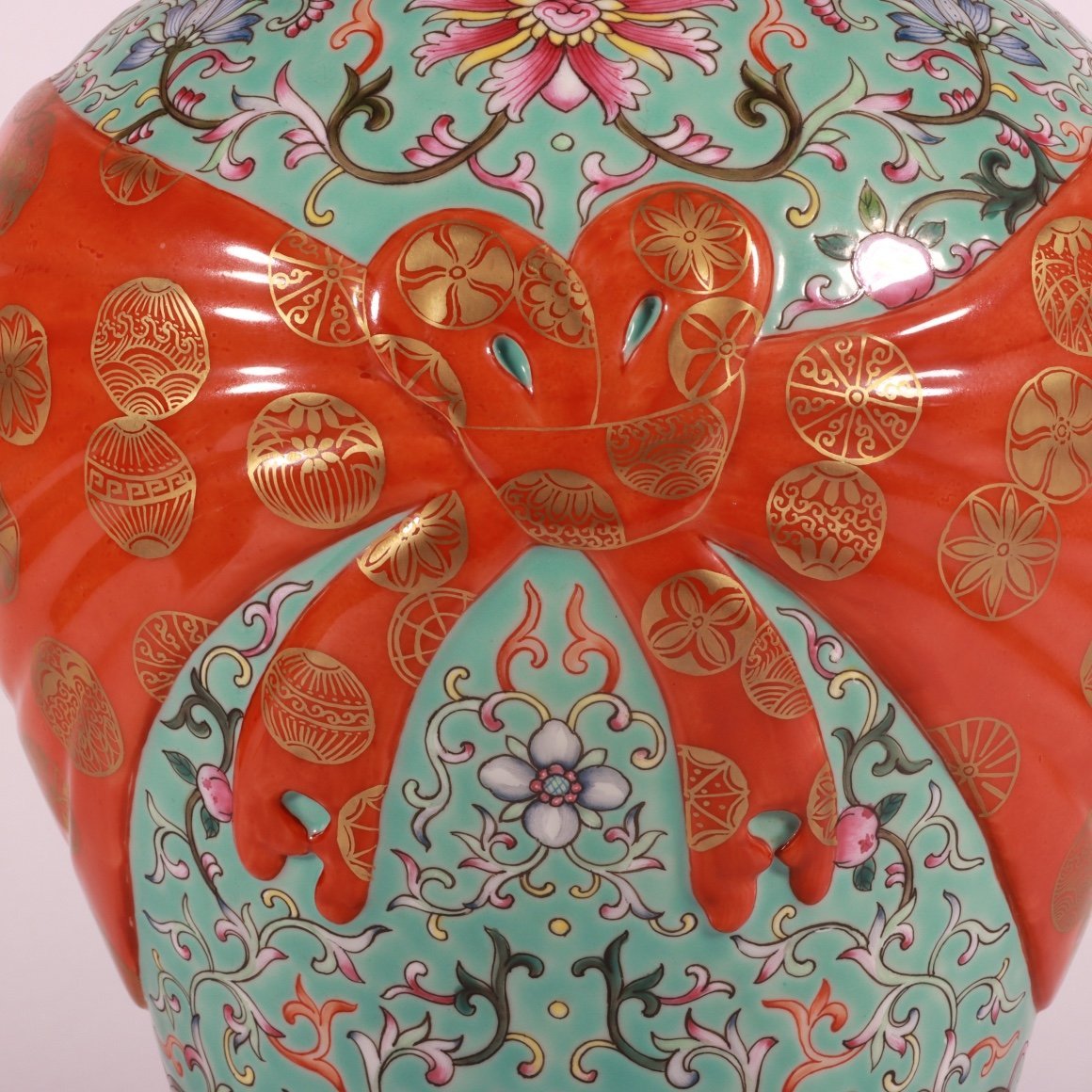 Qing Dynasty Qianlong pastel green lotus bag vase